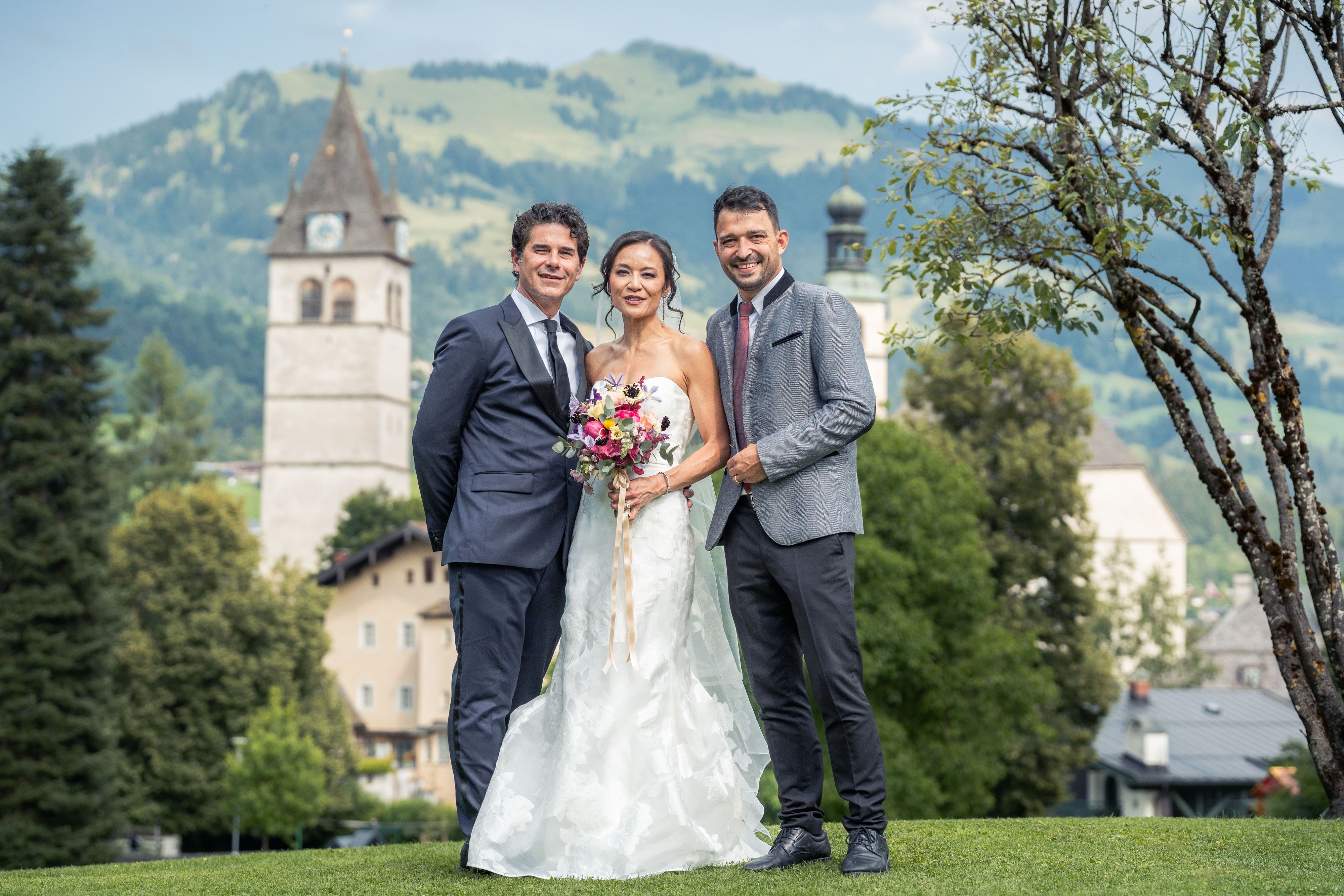 Joel und Melissa aus den USA haben im Kitzbüheler Hotel Kitzhof ihre Hochzeit mit rund 100 Gästen gefeiert. Im Bild mit Hotelmanager Tobias Meyer.