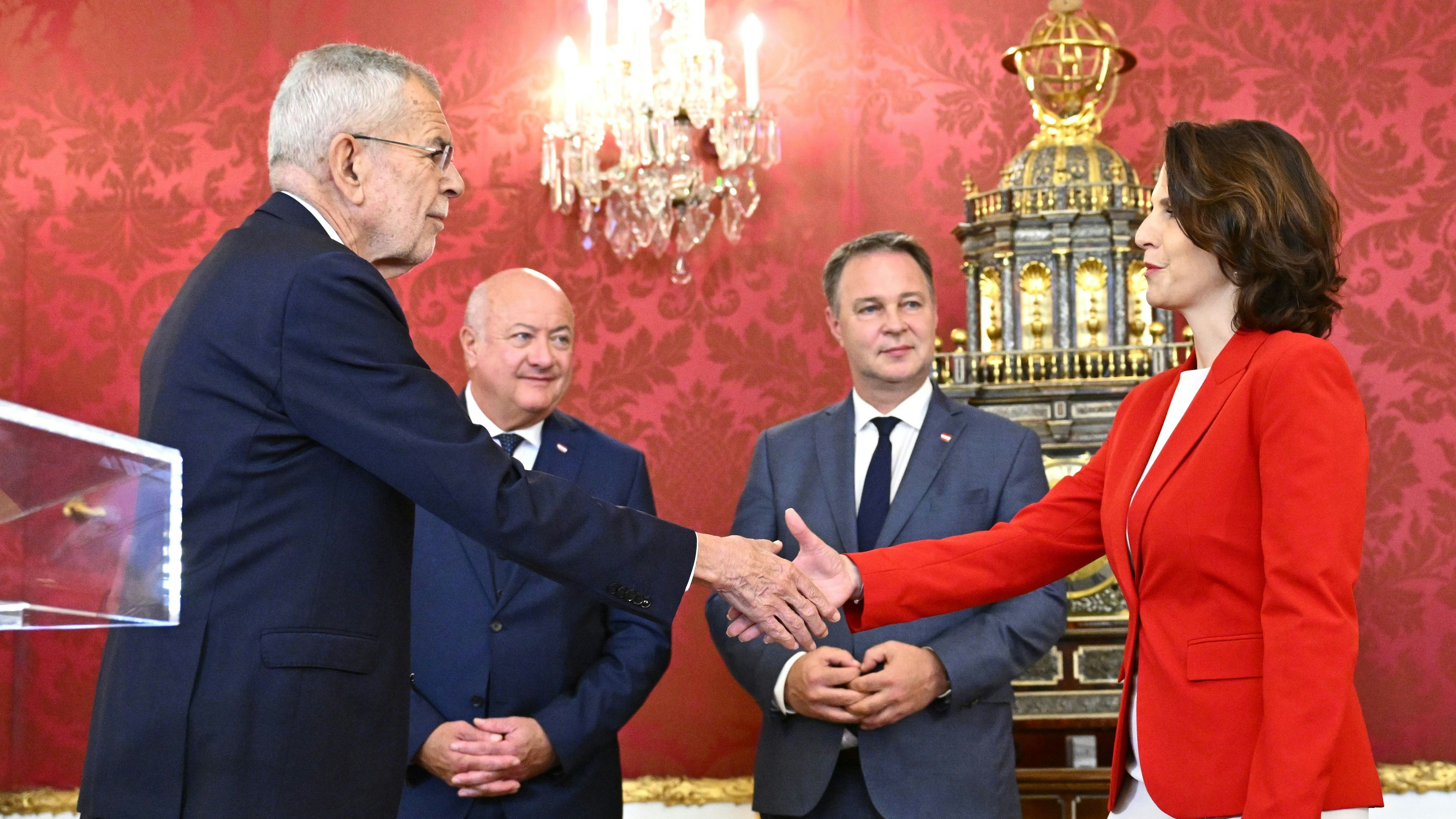 Heute.at - Liebe Karoline – VdB duzt Edtstadler bei Angelobung