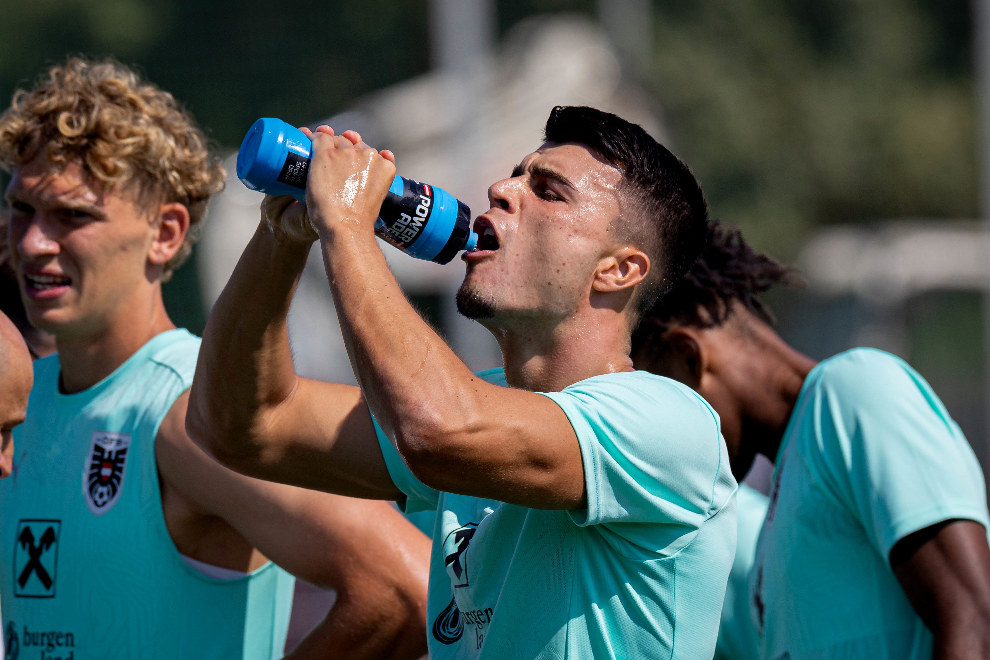 Daniliuc nimmt einen Schluck aus der Trinkflasche.