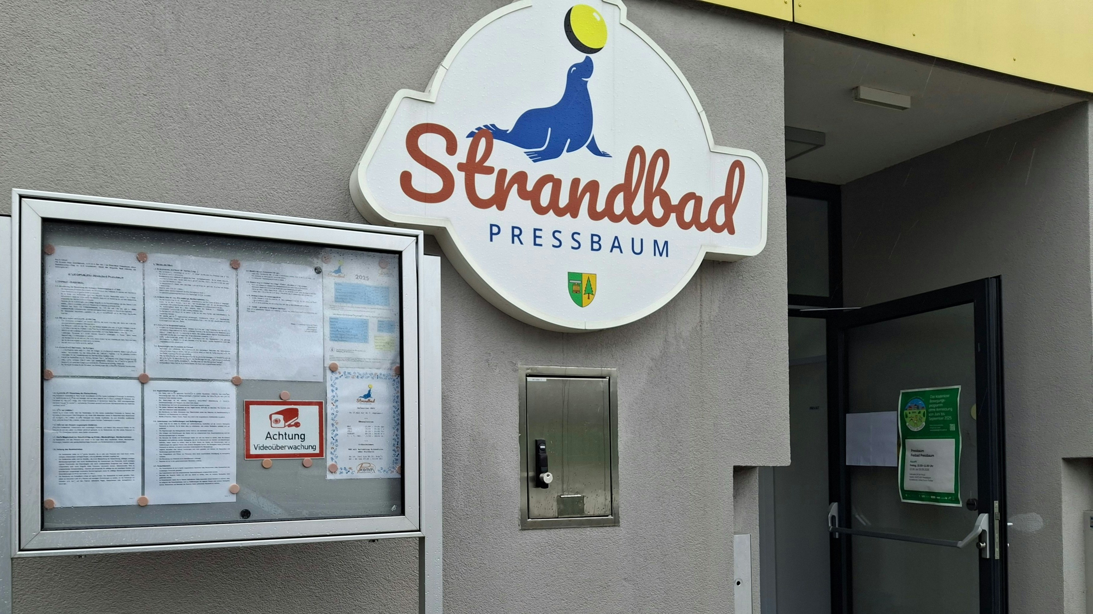Dieses Bild schickte ein Badegast an Stadtrat Kalchhauser (Liste "Wir! für Pressbaum"). Links in rot: der Hinweis auf die Videoüberwachung.