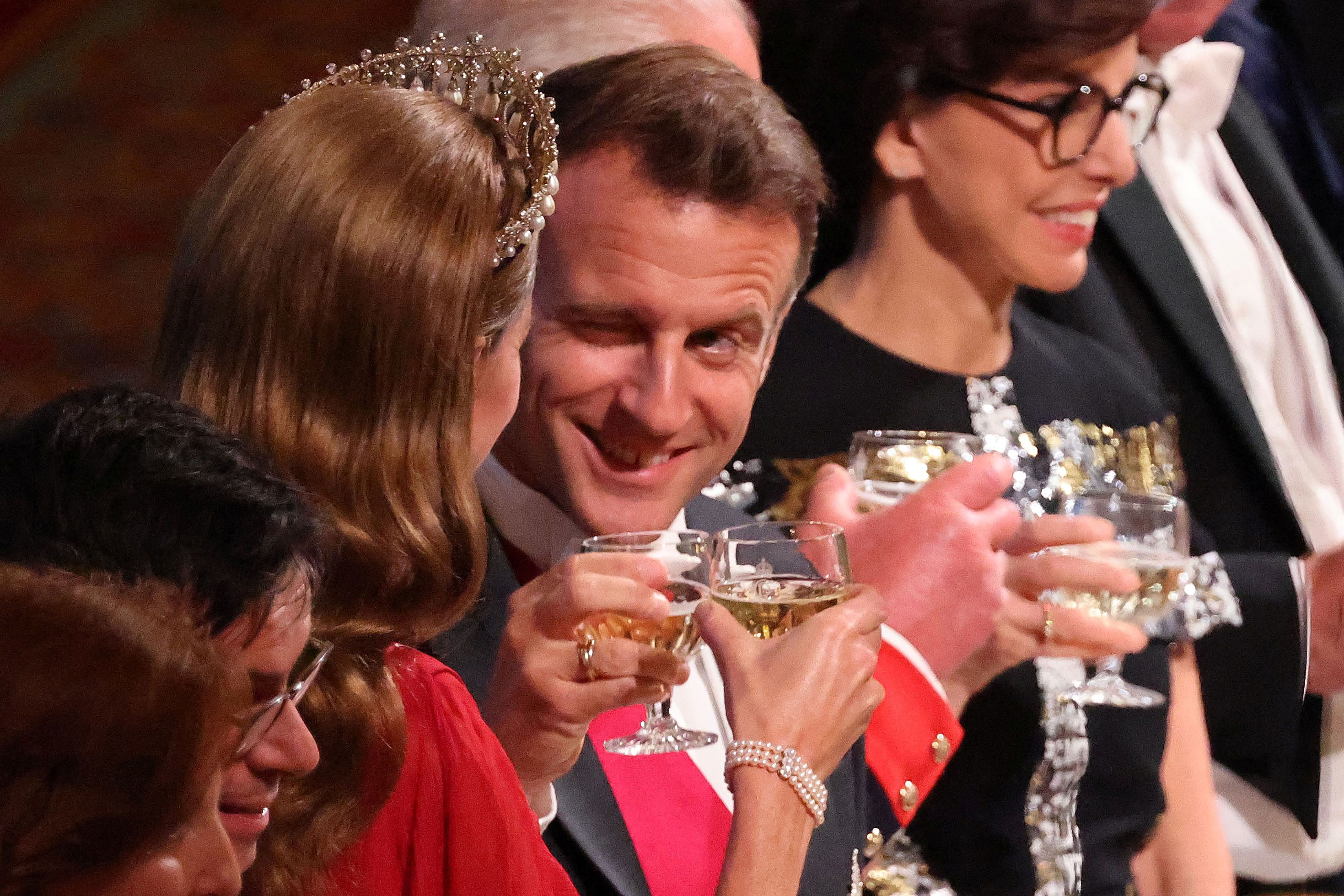 Emmanuel Macron zwinkert Prinzessin Kate beim Toast zu.