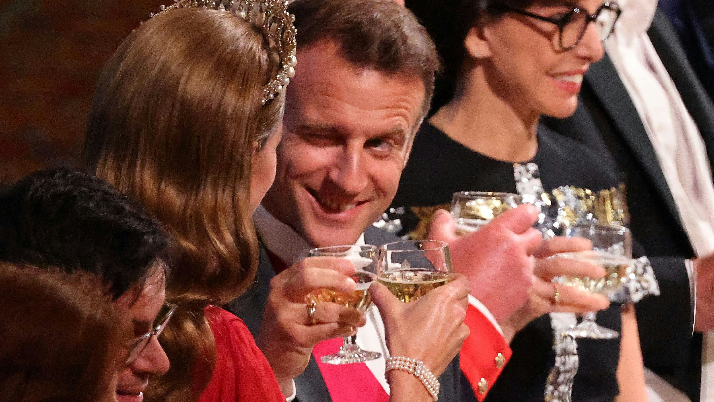 Emmanuel Macron zwinkert Prinzessin Kate beim Toast zu.