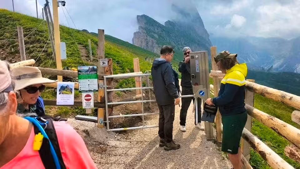 Ein Bauer stellte auf der Seceda in Südtirol ein Drehkreuz mit Bezahlfunktion auf und verlangte Eintritt auf einem Wanderweg.