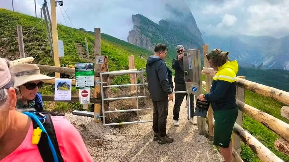 Heute.at - Wut-Bauer stellt Schranke auf – Wanderer müssen zahlen