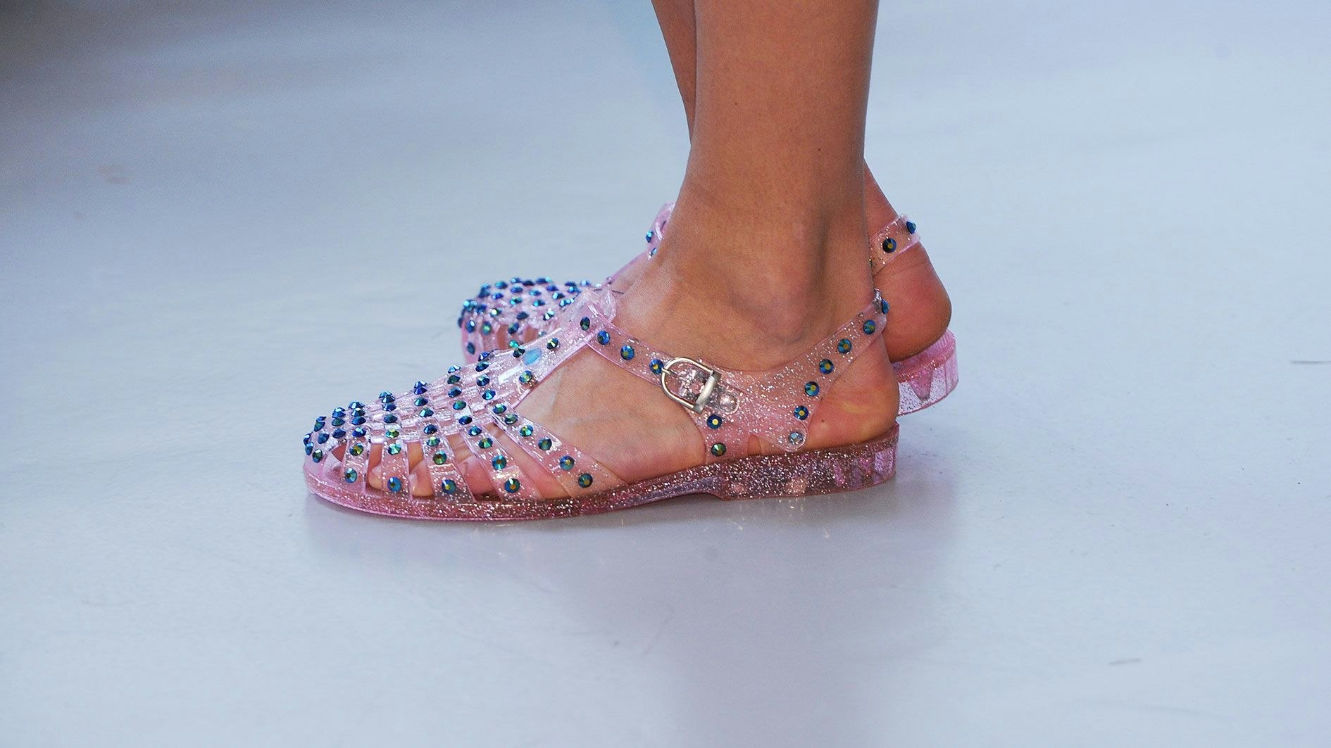 Heute.at - Diese Gummischlapfen sind die Sommerschuhe des Jahres