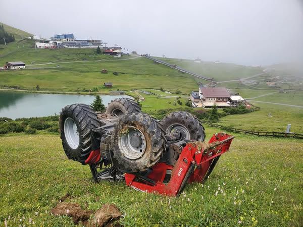 Der Lenker wurde bei dem Unfall schwer verletzt.