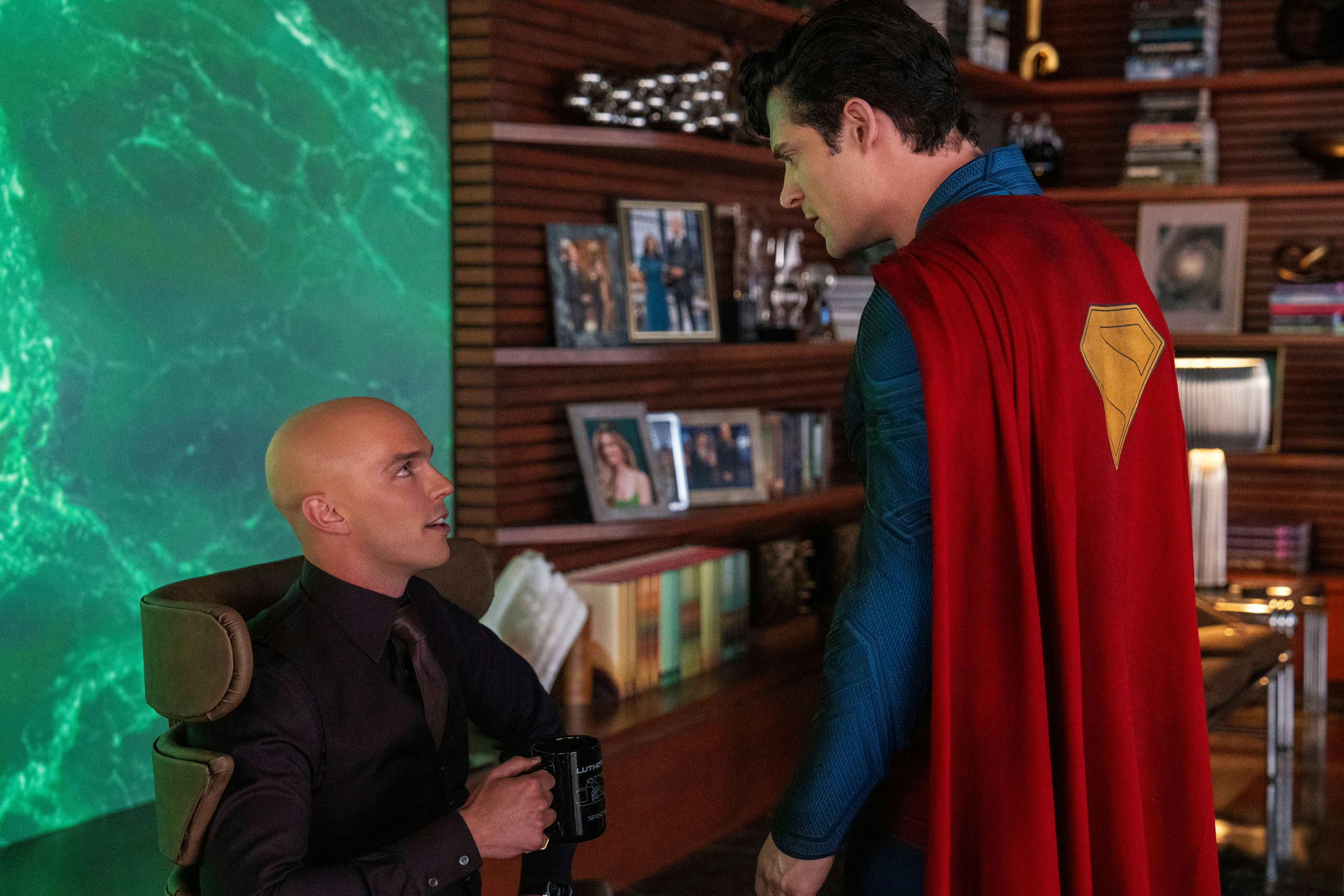 "Ich hasse dich, weil du so bist, wie du bist." – "Selber!" Lex Luthor (Nicholas Hoult, l.) mit seiner Hybris Superman (David Corenswet)