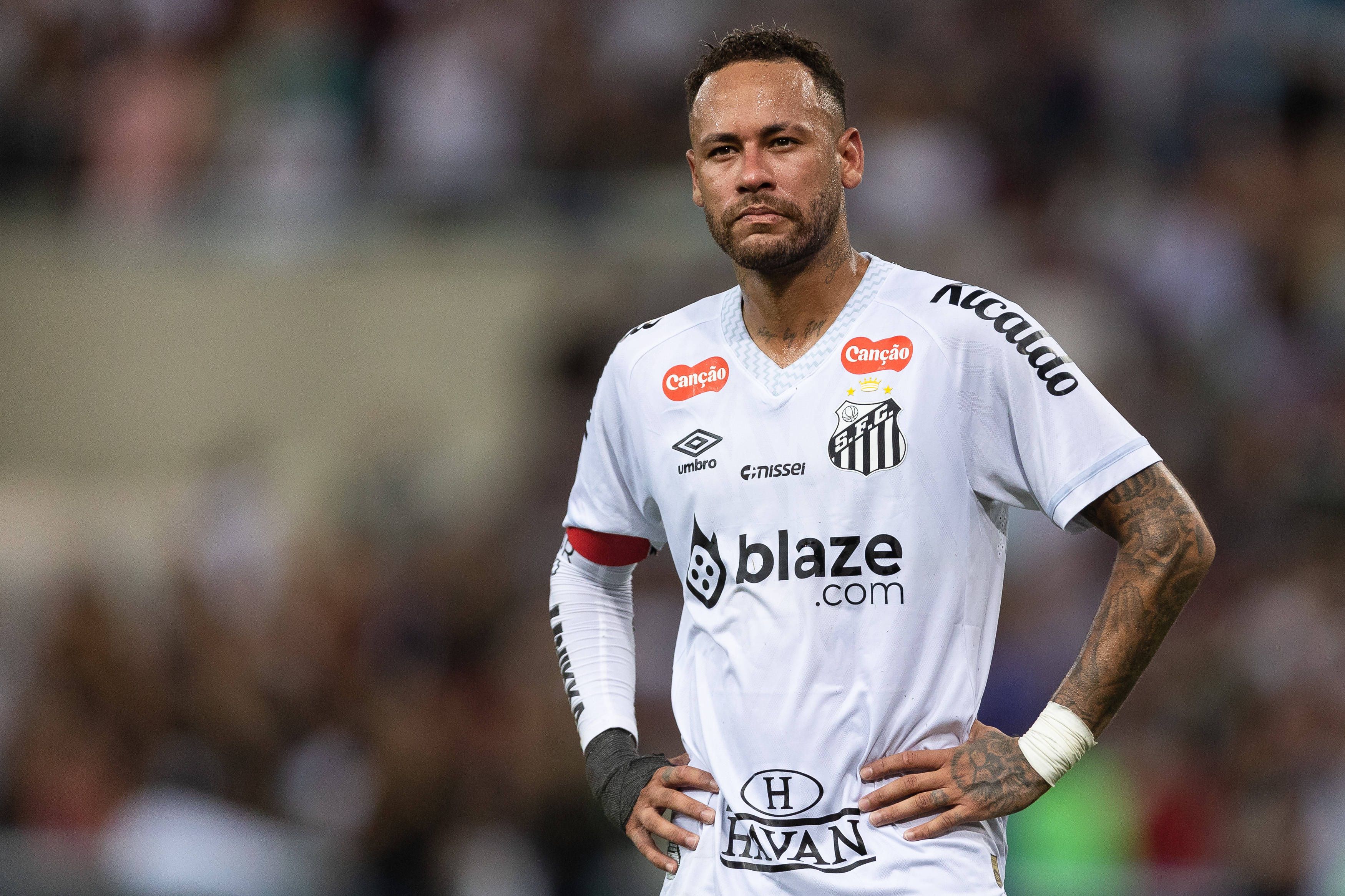 Neymar kämpft mit den anfeindungen gegen seine Person.