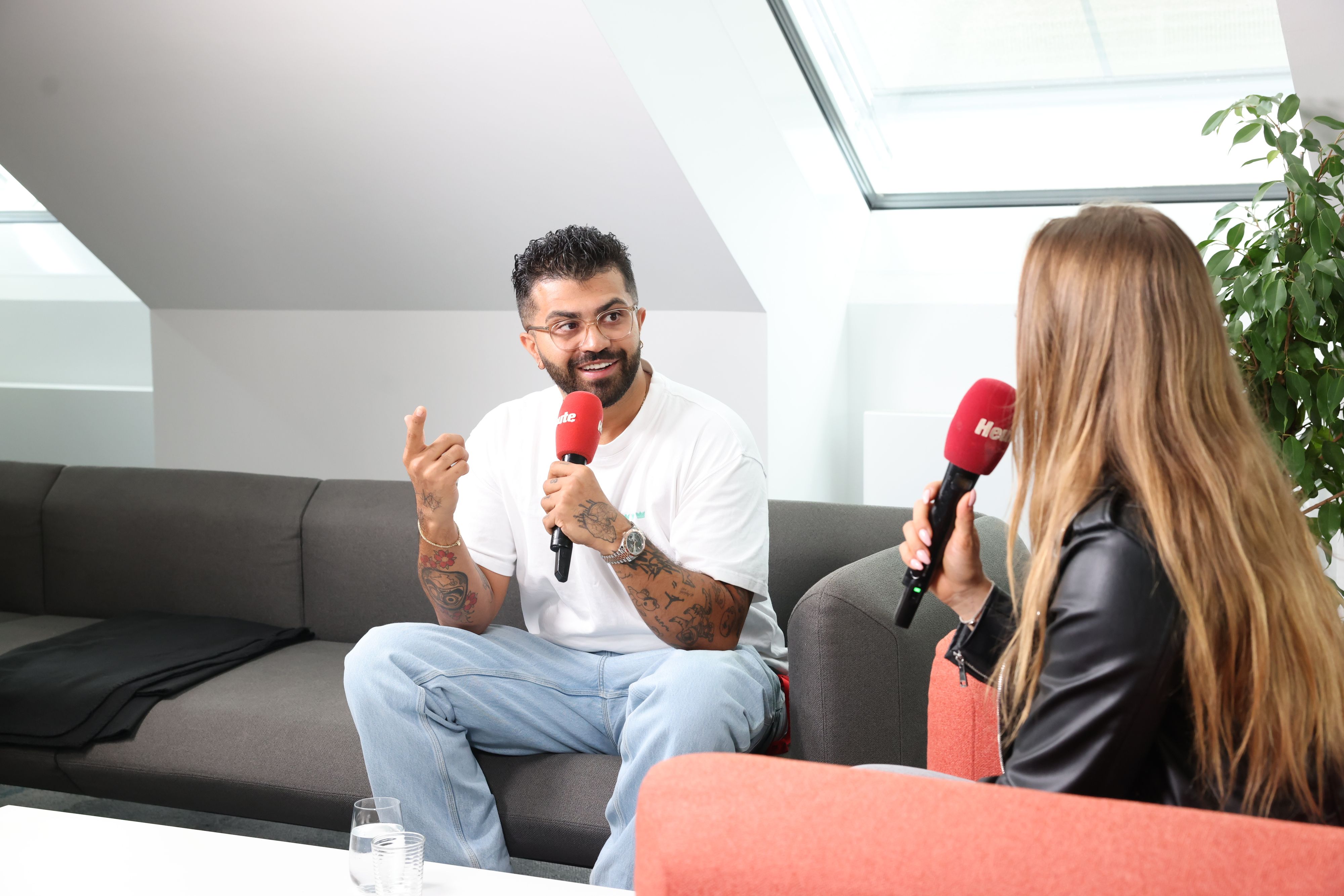 Stand-Up-Comedian Aladdin Jameel setzt auf Crowd Working. Dabei interagiert er fast ausschließlich mit seinem Publikum und gestaltet seine Show rund um diese Gespräche.