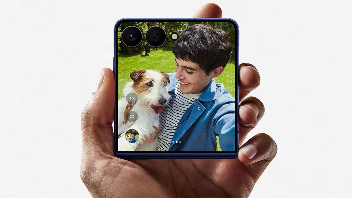 Das Coverdisplay löst mit 1.048 x 948 Pixeln auf, bietet 120 Hz und ermöglicht Widgets, Benachrichtigungen und Selfies mit der Hauptkamera.