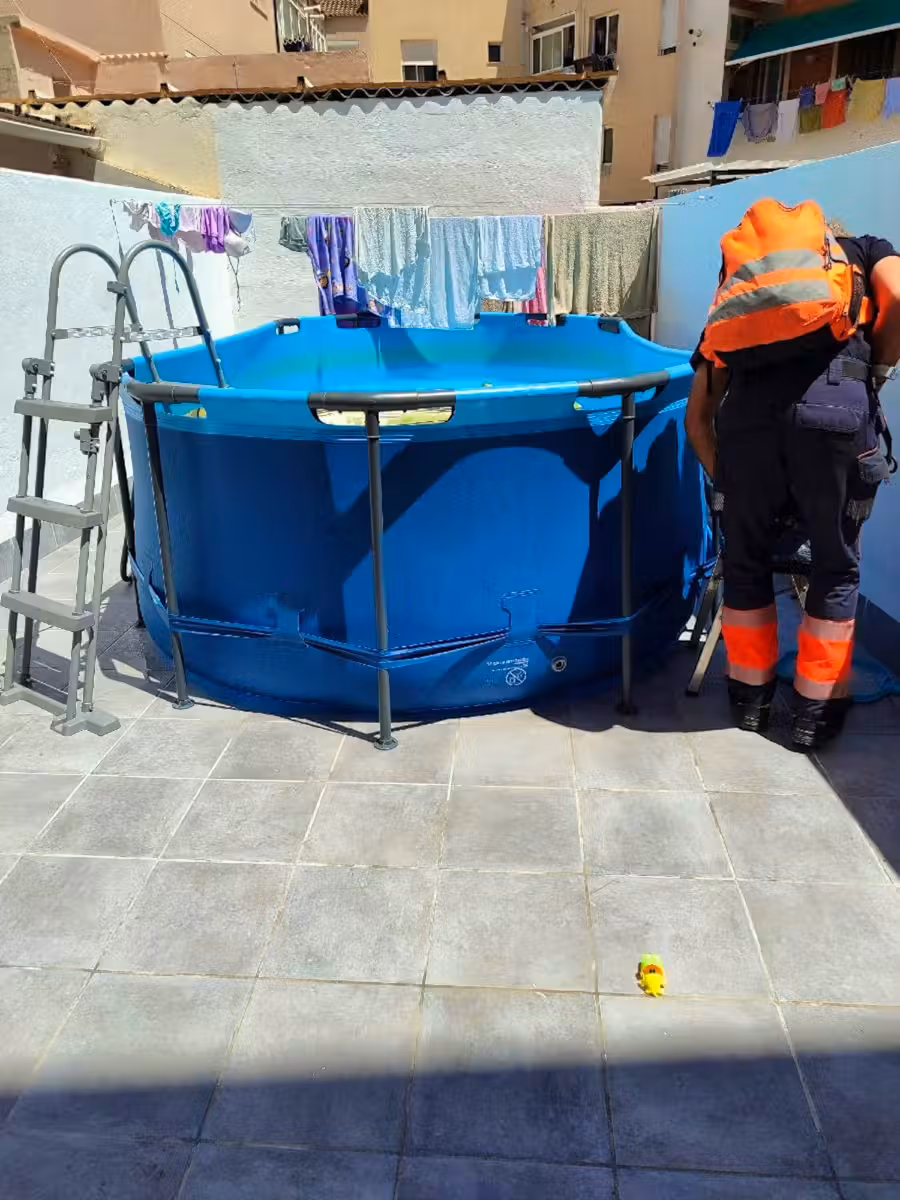 Auf Mallorca hat eine Familie ihren mobilen Pool zu voll gemacht. Die Feuerwehr musste einschreiten, um Schlimmeres zu verhindern.