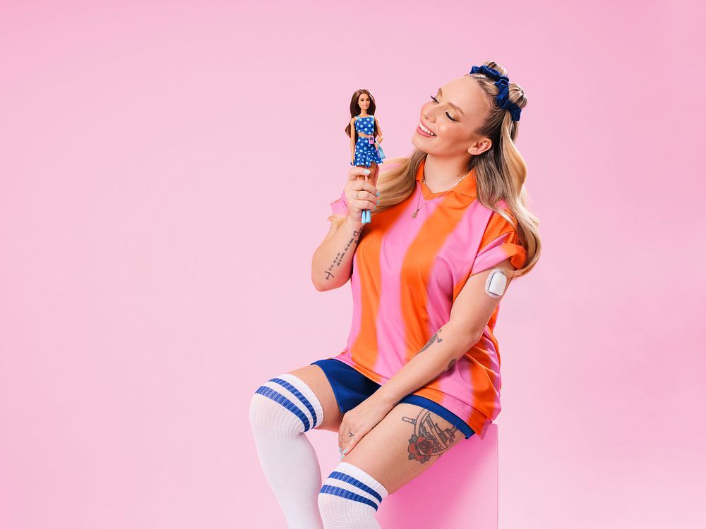 Die deutsche Influencerin Lottie (@VisaVie) mit der neuen Diabetes-Barbie
