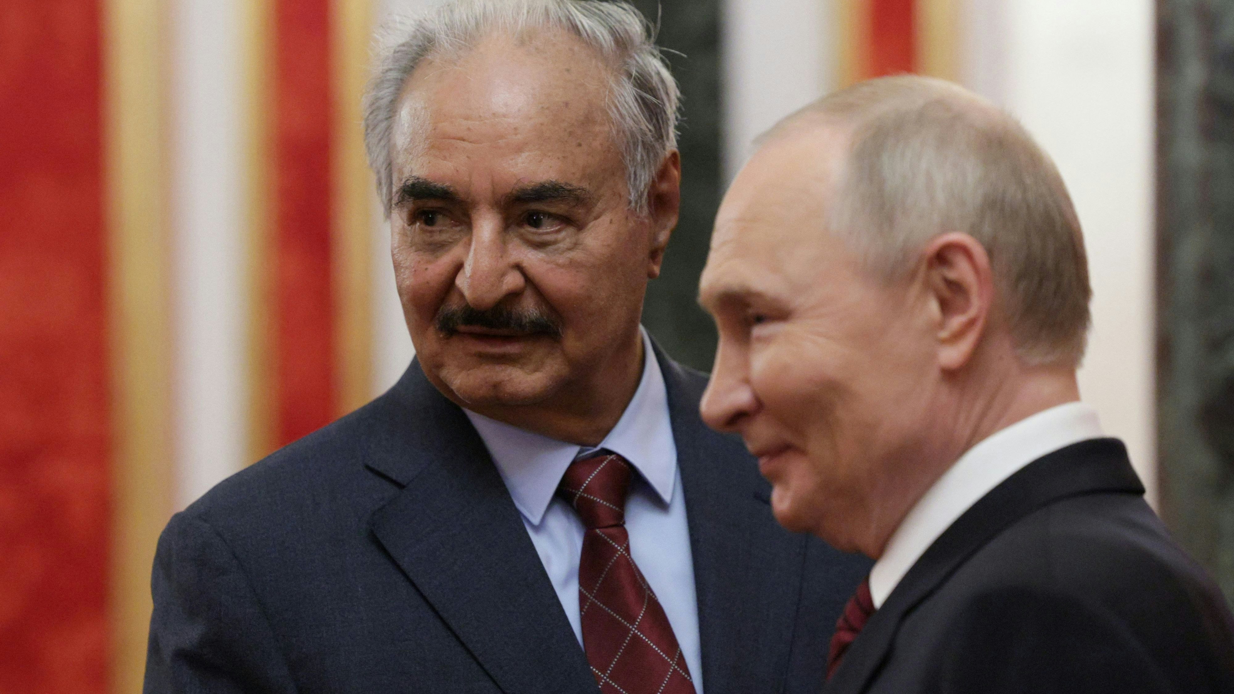 Ostlibyens Herrscher Khalifa Haftar (li.) will aus der internationalen Isolation – setzte aber bisher stark auf Unterstützung durch Russlands Präsident Putin.