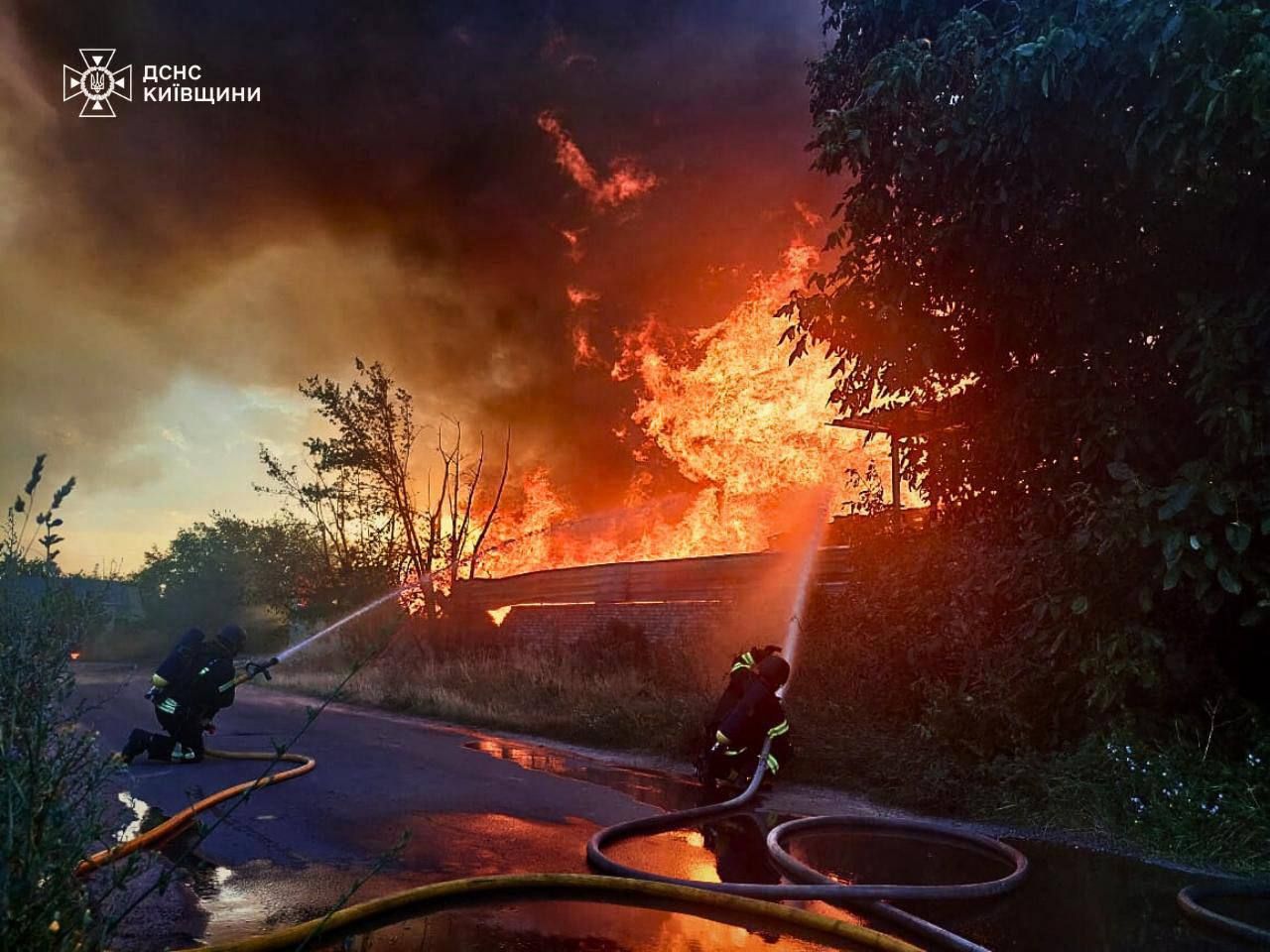 Die Einsatzkräfte kämpften gegen die Flammen in Folge der Raketenangriffe. 