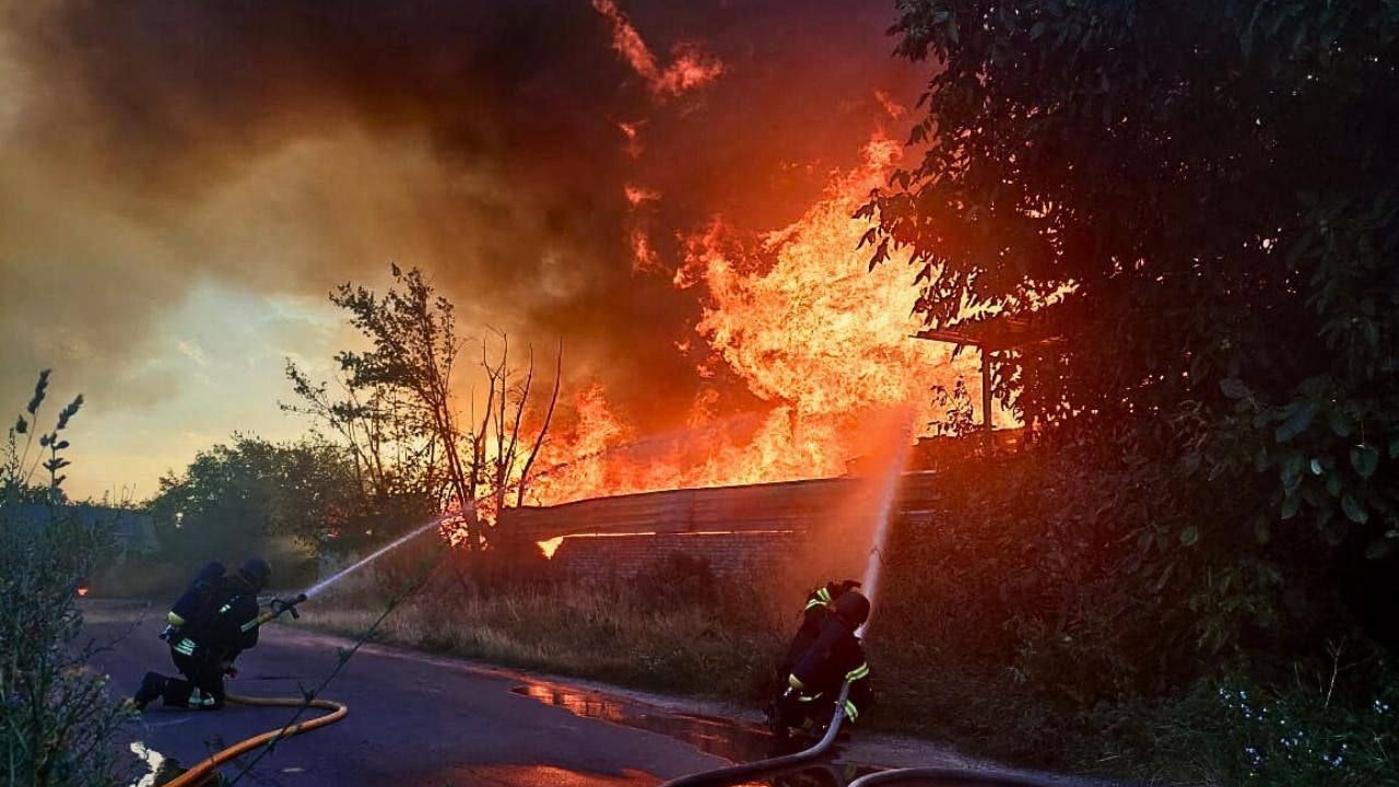 Die Einsatzkräfte kämpften gegen die Flammen in Folge der Raketenangriffe. 