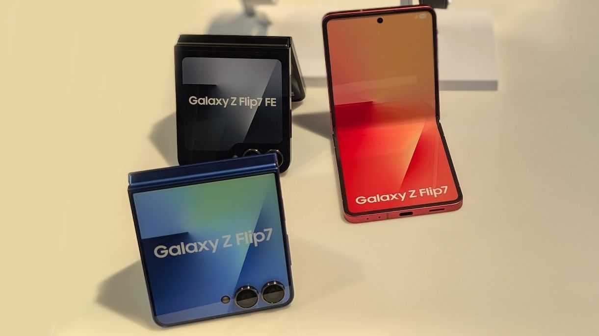 Zum Highend-Foldable Samsung Galaxy Z Flip 7 (links unten und rechts) gibt es erstmals auch eine günstigere FE-Version (links oben).