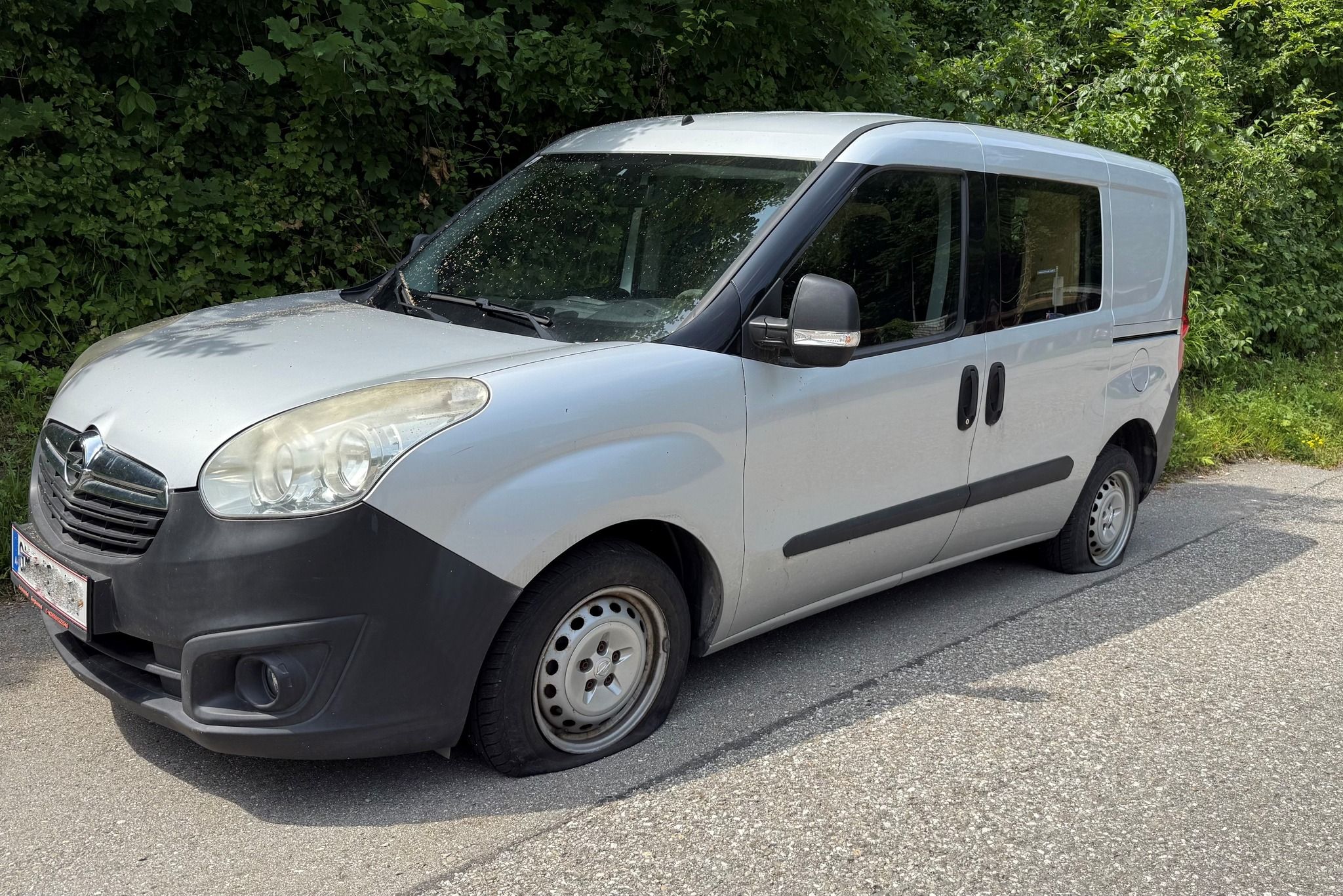 Noch unbekannte Täter zerstachen die Reifen des Radar-Autos in Bad Ischl.