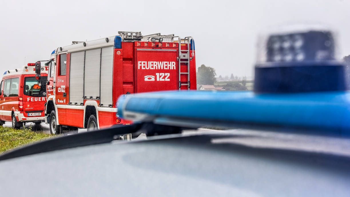 Heute.at - Auto endet unter Sattelzug – Lenker hat keine Chance