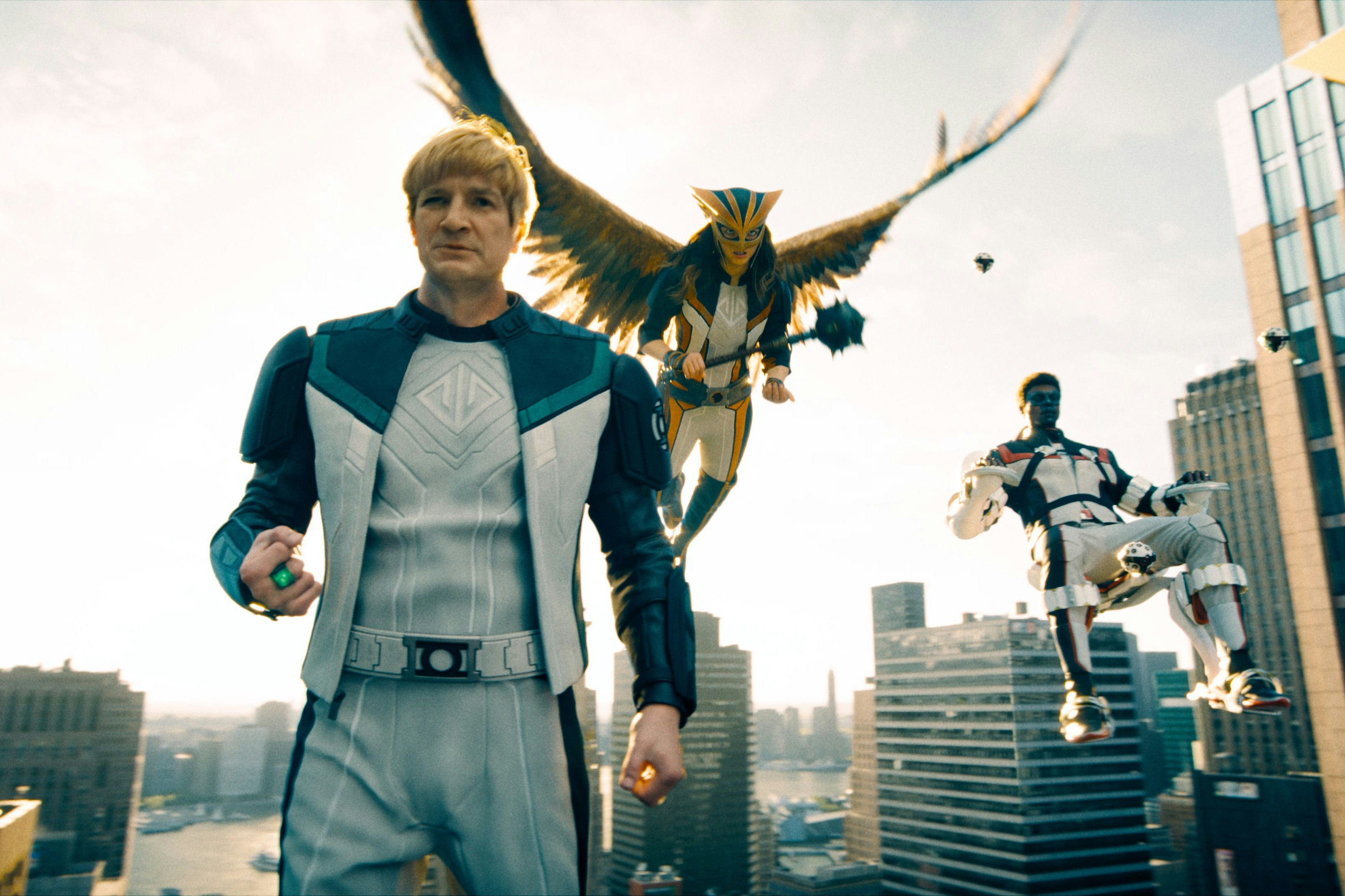 Die Justice Gang-Mitglieder Green Lantern (Nathan Fillion), Hawkgirl (Isabela Merced) und Mister Terrific (Edi Gathegi, v. l.) sind ein recht schräges Super-Trio