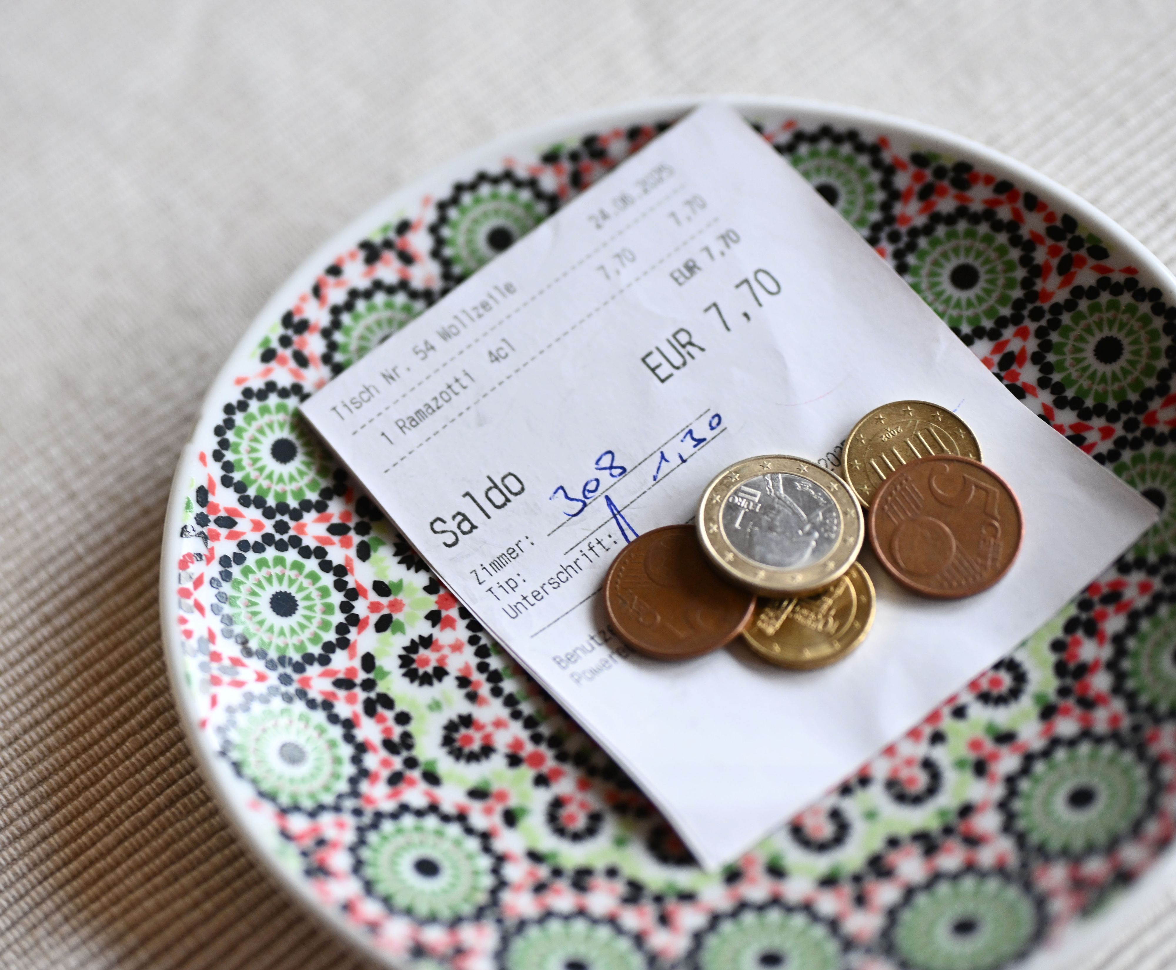 Trinkgelder werden immer öfter nicht mehr bar, sondern auch mit Kartenzahlung gegeben.