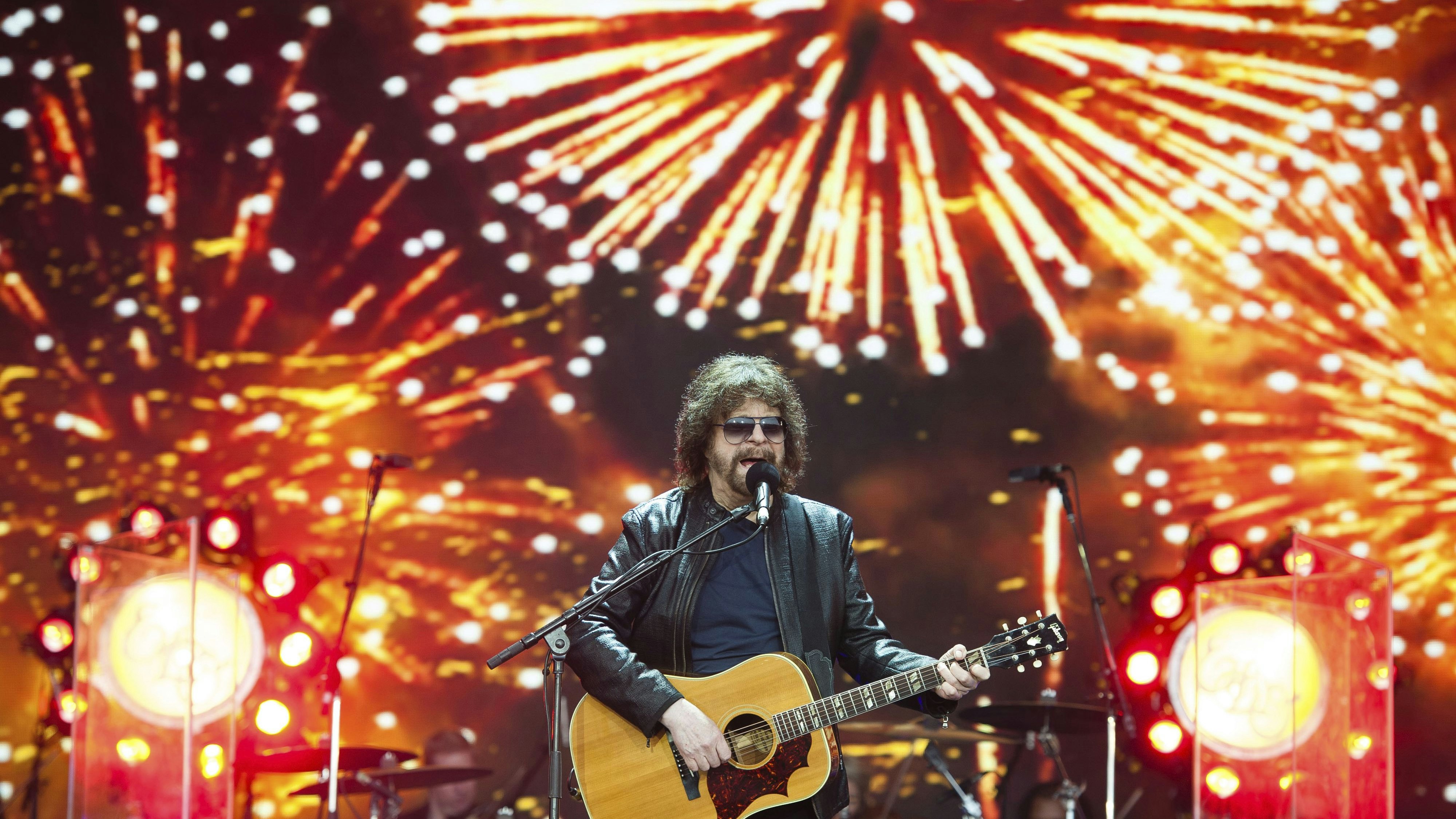 Download von www.picturedesk.com am 09.07.2025 (19:06).  ACT action_23713699 -- Jeff Lynne live auf dem Glastonbury Festival 2016 auf der Worthy Farm in Pilton / 260616 - 20160626_PD21867 - Rechteinfo: Rights Managed (RM)