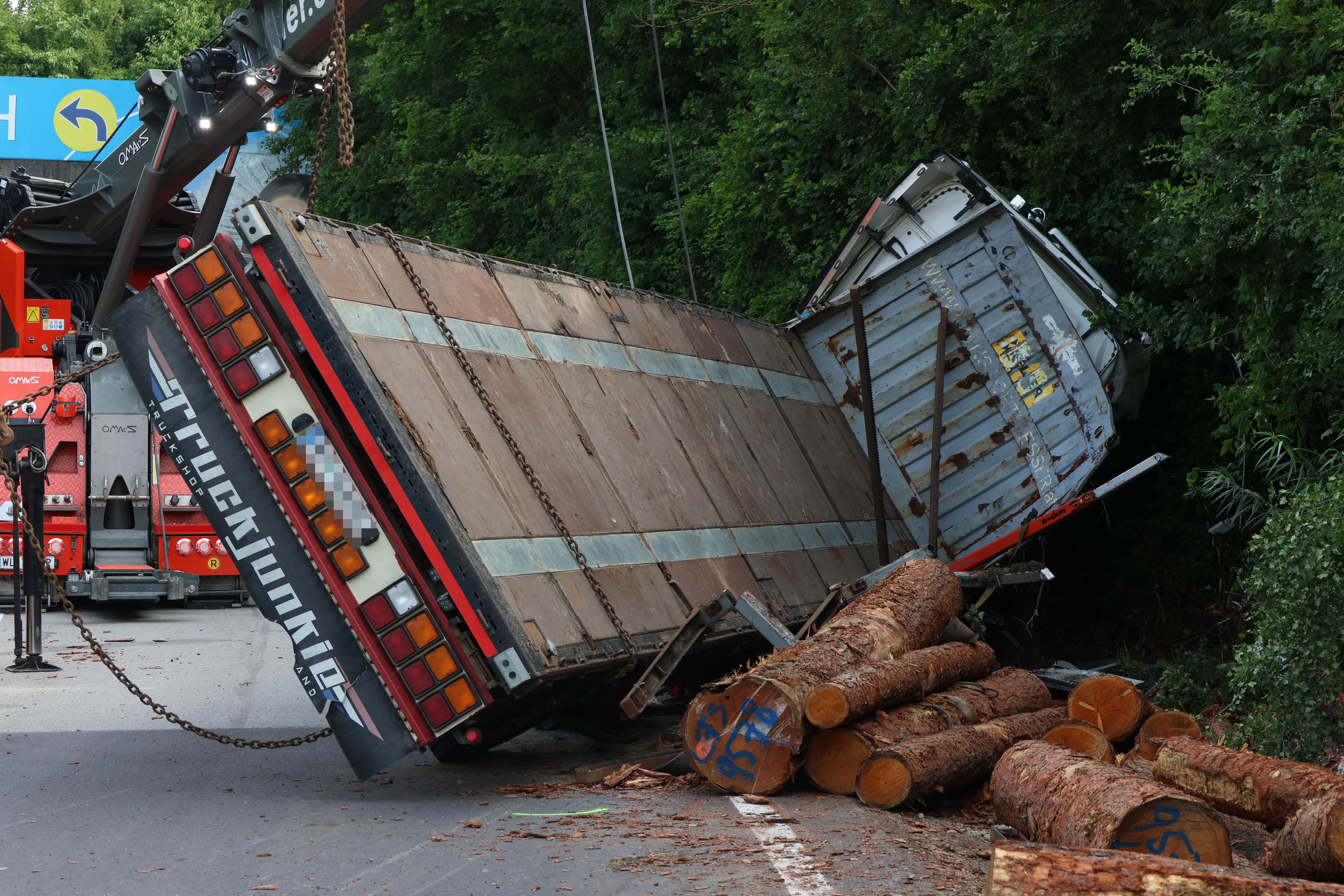 Nach dem folgenschweren Crash hatten die Helfer alle Hände voll zu tun.