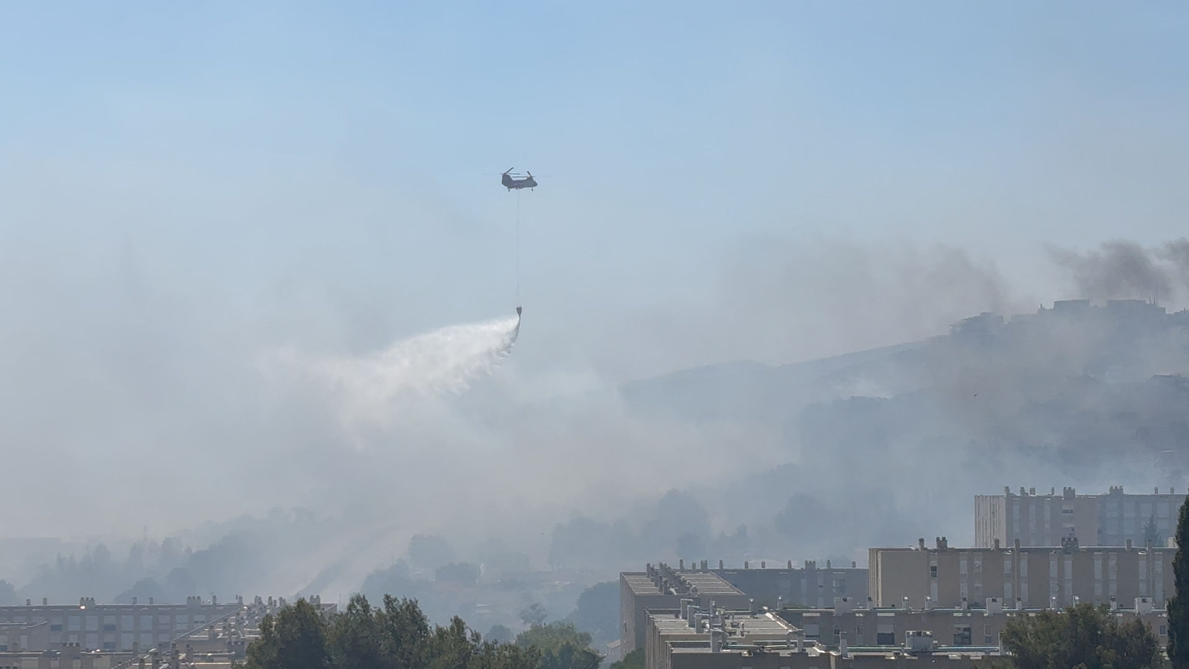 Ein Waldbrand im unmittelbaren Umland von Marseille bedroht die französische Hafenstadt. 