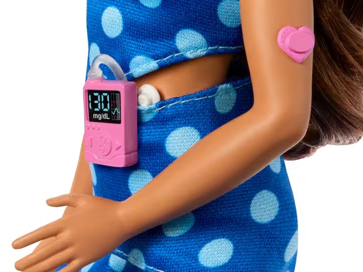 Insulinpumpe an der Hüfte und Patch in Herzform am Oberarm.