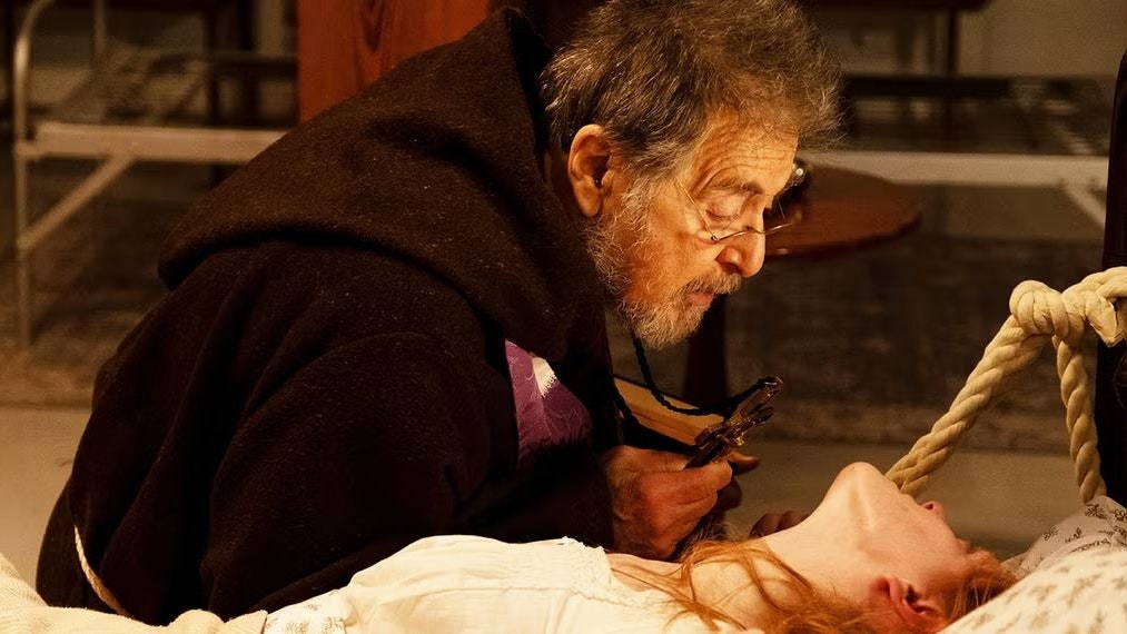 Kennt sich mit teuflischen Dingen aus: Pater Theophilus Riesinger (Al Pacino) in "The Ritual"