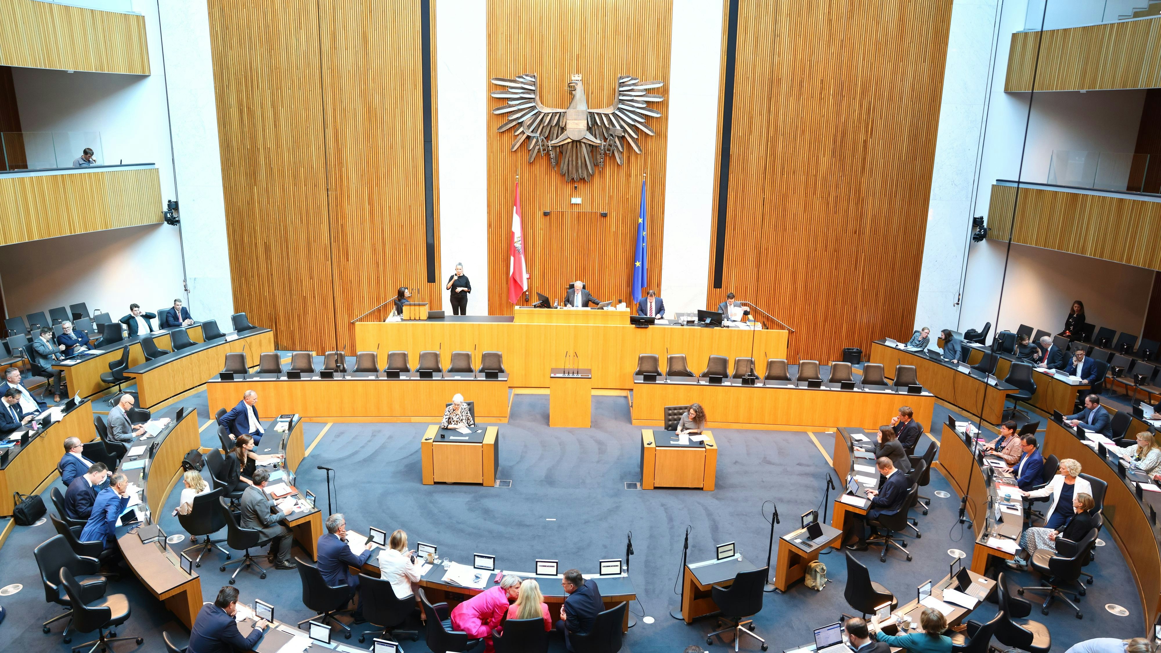 Heute.at - Parlament stimmt für umstrittene Messenger-Überwachung
