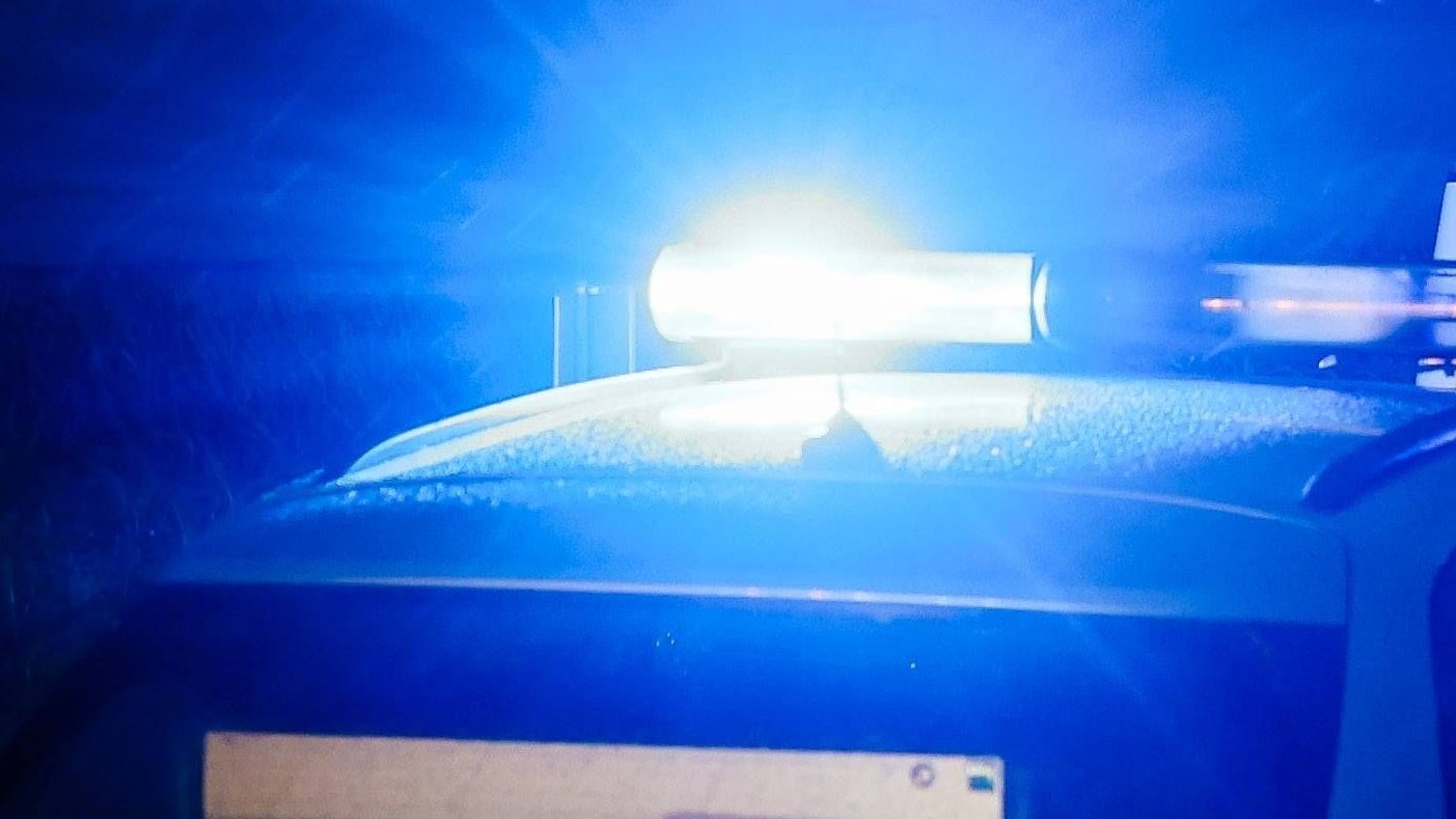 Einsatzkräfte mit Blaulicht. 