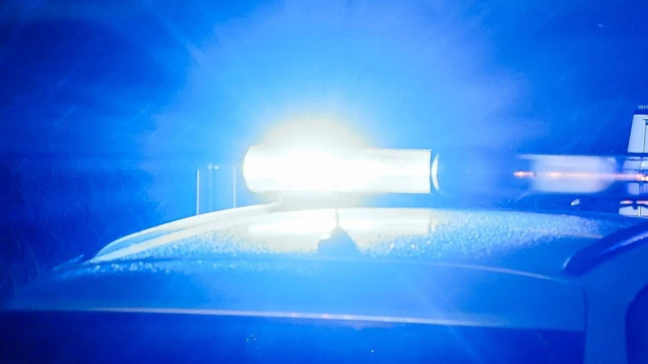 Einsatzkräfte mit Blaulicht. 