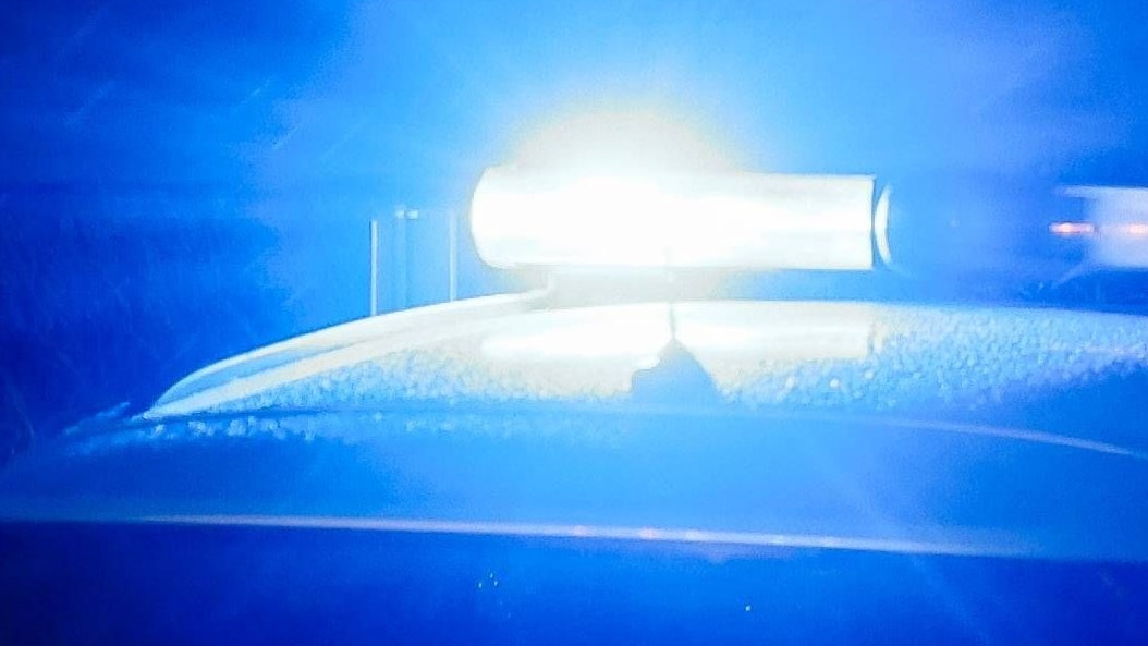 Einsatzkräfte mit Blaulicht. 