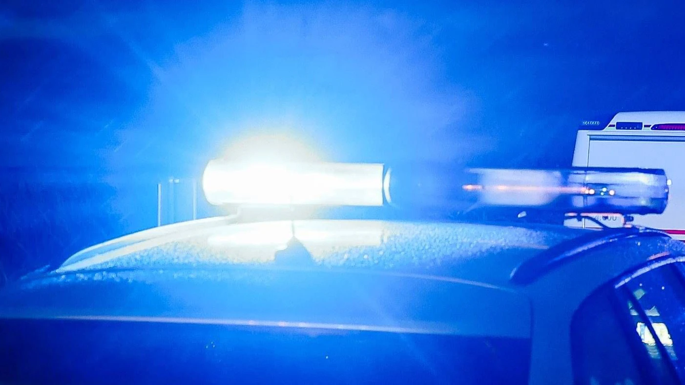 Einsatzkräfte mit Blaulicht. 
