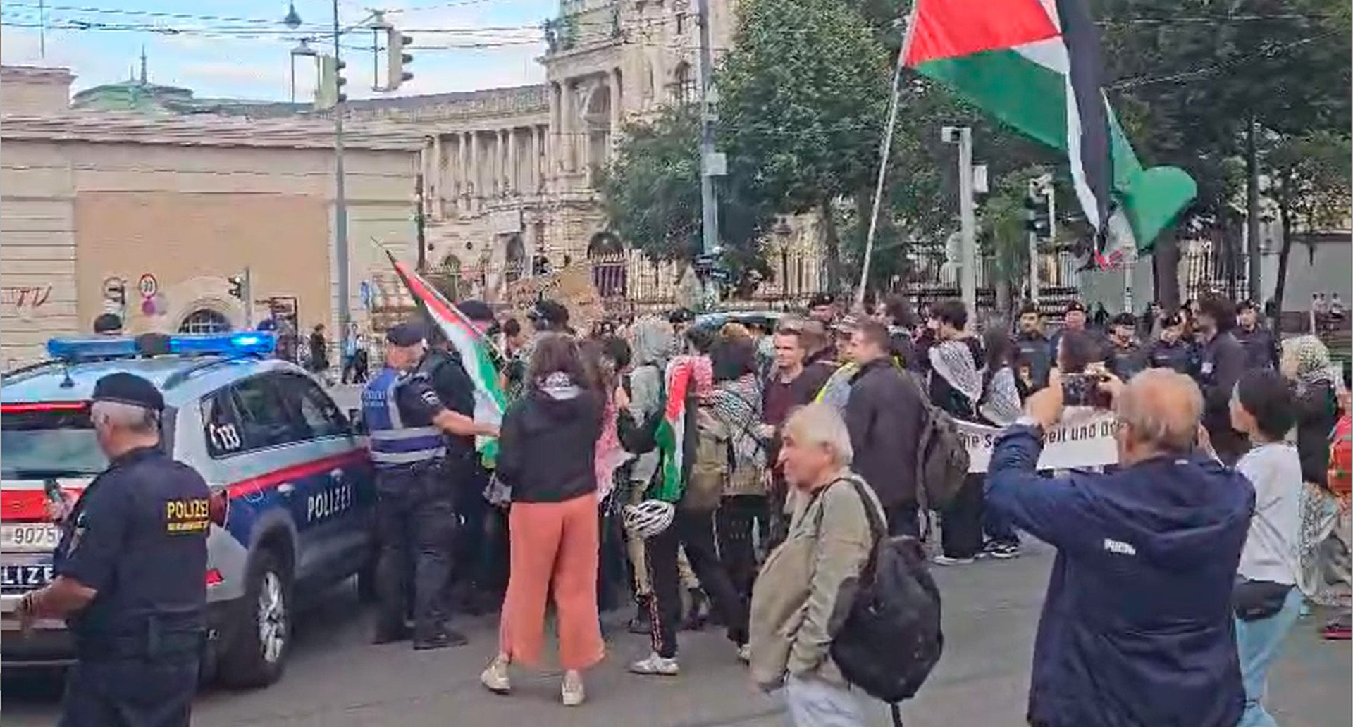 Zusammenstoß mit der Polizei auf der Ringstraße zwischen den Demonstranten und den Beamten.
