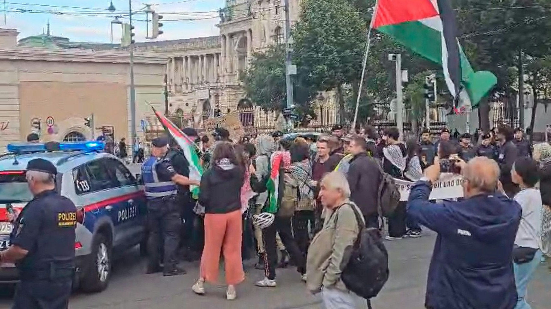 Heute.at - Palästina-Demo eskaliert – Polizei muss einschreiten