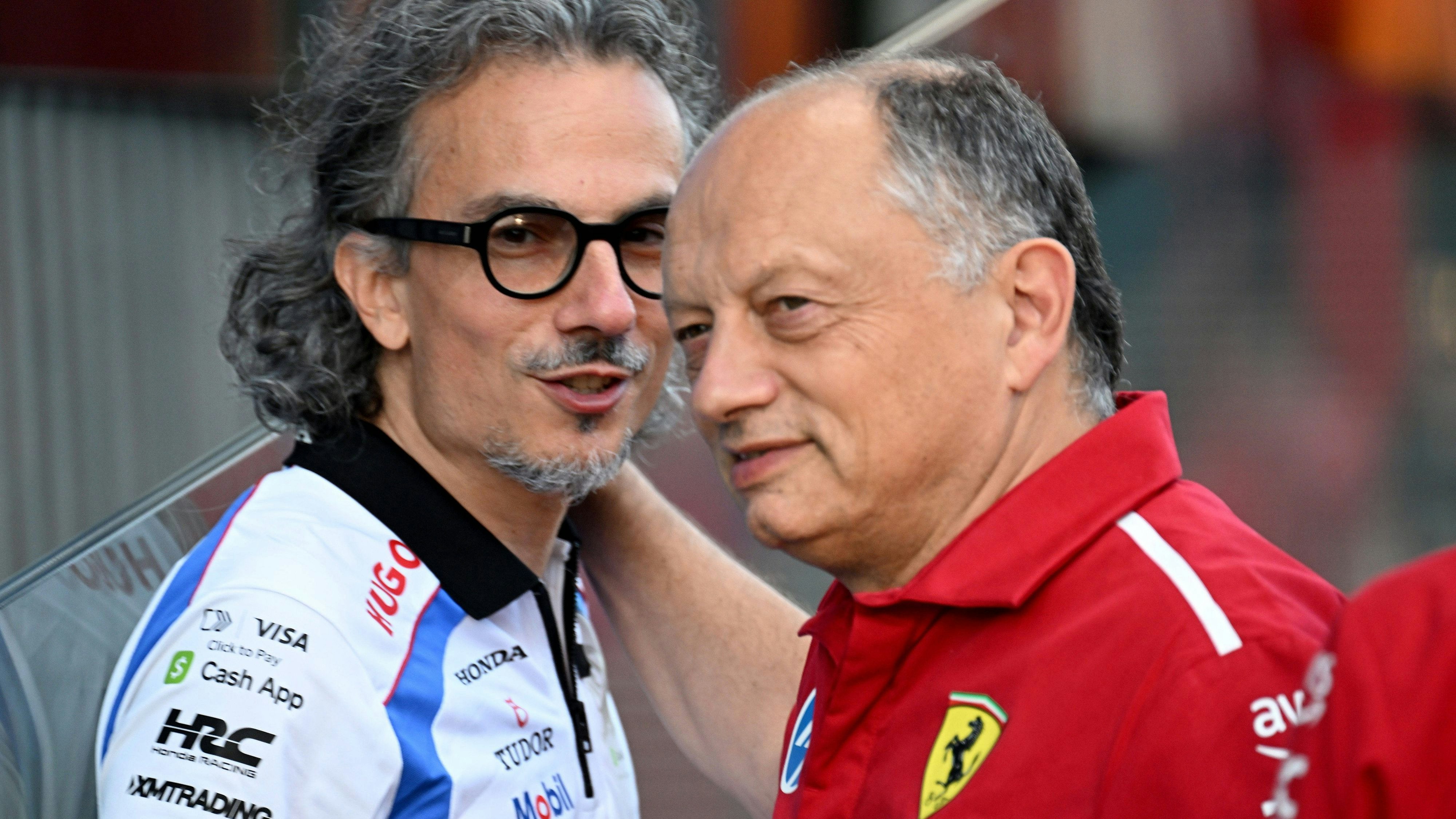 Racing-Bull-Teamchef Laurent Mekies (l.) rückt auf. Rechts: Ferrari-Teamchef Fred Vasseur.