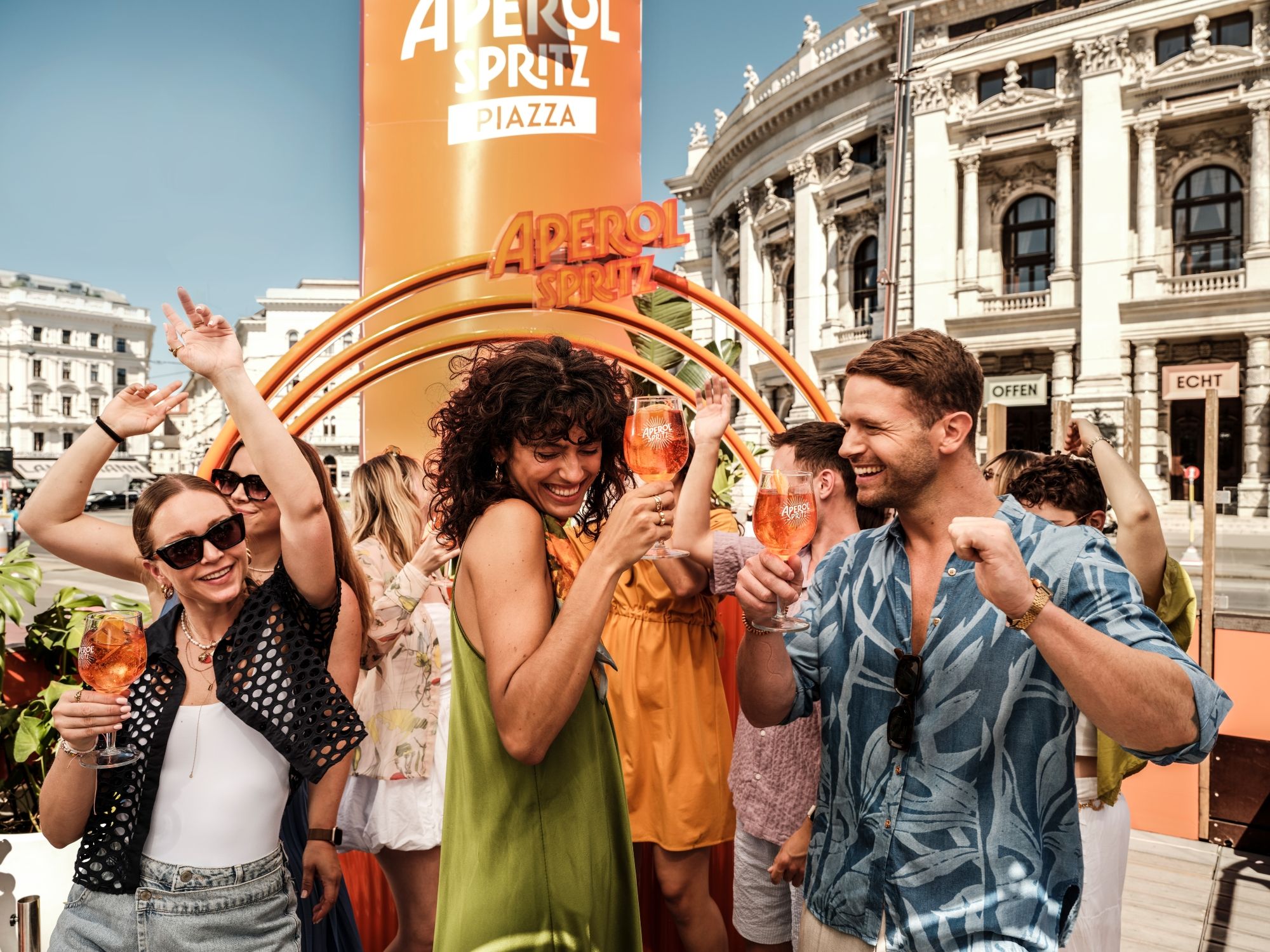 Die Kultmarke Aperol bringt mit dem neuen Live-Musikformat FILM FESTIVAL SOUNDS presented by Aperol italienisches Lebensgefühl direkt ins Herz der Stadt.