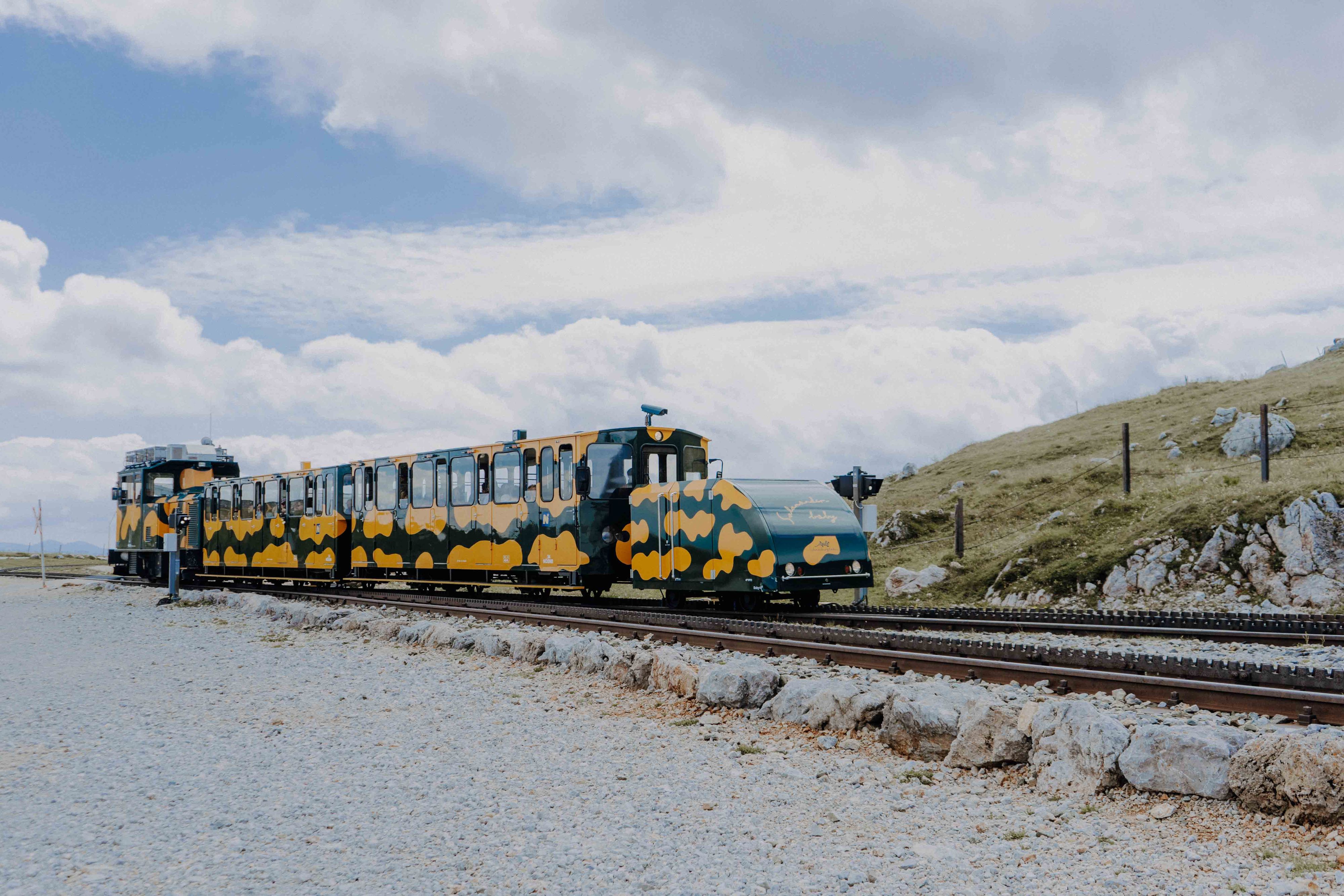 Mit dem Salamander der Schneebergbahn geht’s entspannt auf den höchsten Berg Niederösterreichs.