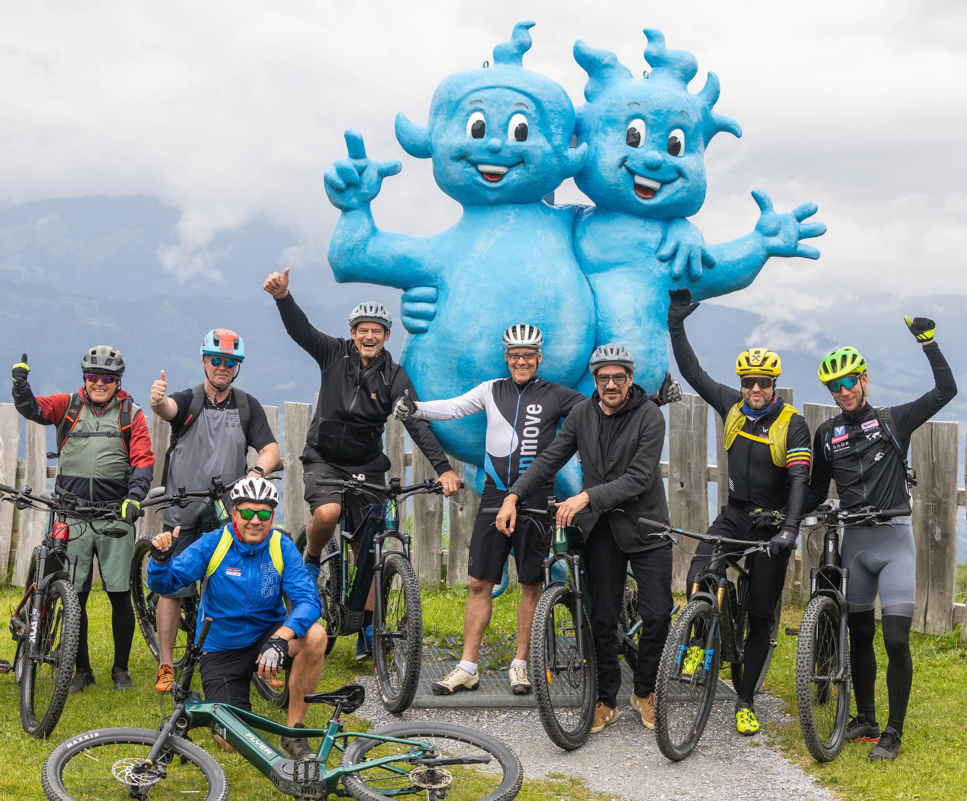 Fritz Strobl (sitzend), v.r.n.l.: Martin Koch, Andreas Prommegger, Stani von der Band „Alle Achtung“, Gerhard Zadrobilek, Otto Konrad, Max Bieder (Alle Achtung) und Bikeguide Manfred hatten einen erfolgreichen Tag.