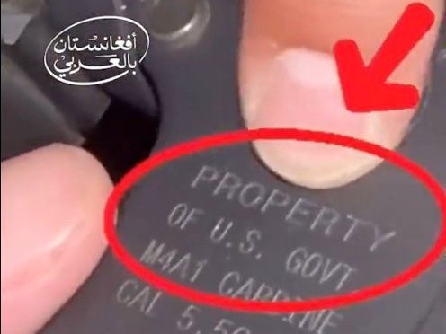 Stolz zeigen die Taliban ein aus US-Eigentum stammendes Sturmgewehr