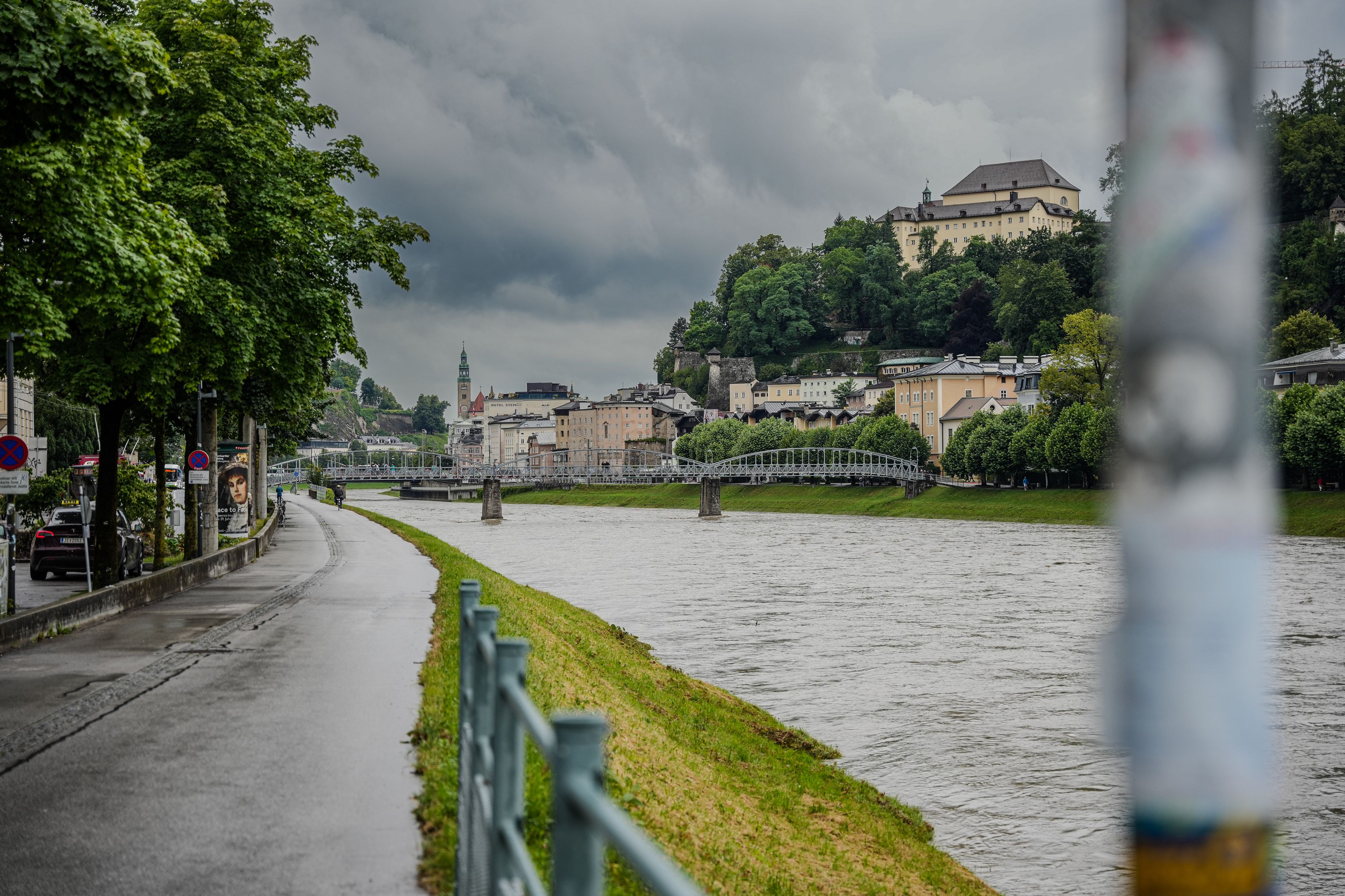 Die Salzach mit deutlich erhöhtem Wasserstand nach mehreren Tagen anhaltenden Regen, 8. Juli 2025.