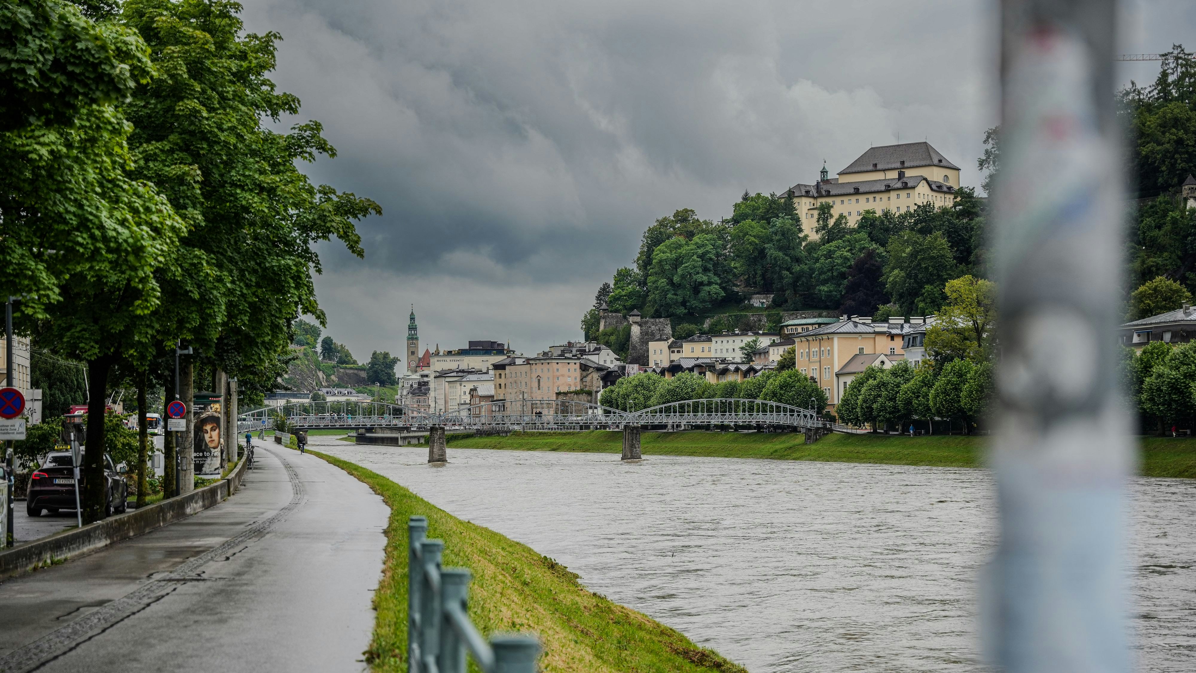 Die Salzach mit deutlich erhöhtem Wasserstand nach mehreren Tagen anhaltenden Regen, 8. Juli 2025.