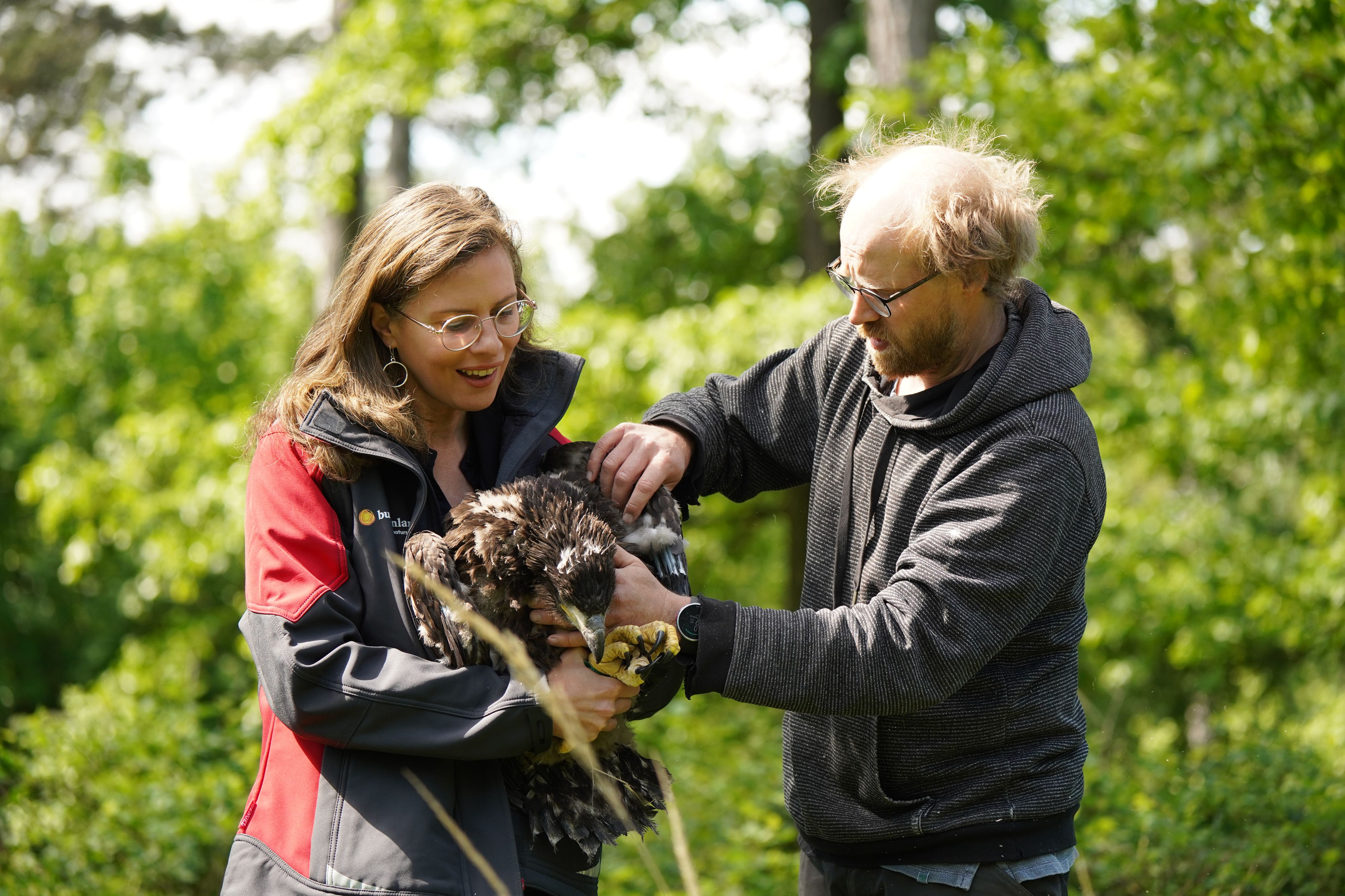 Landeshauptmann-Stellvertreterin Anja Haider-Wallner kümmert sich um die seltenen Vögel.