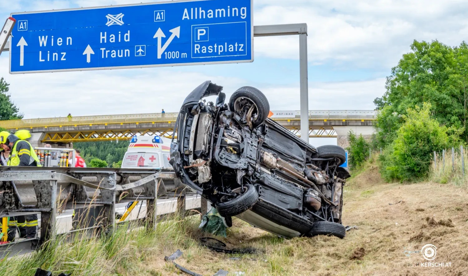 Das Wrack kam auf der Leitplanke zum Liegen.