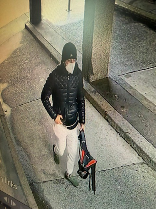 Die Polizei sucht diesen Mann.