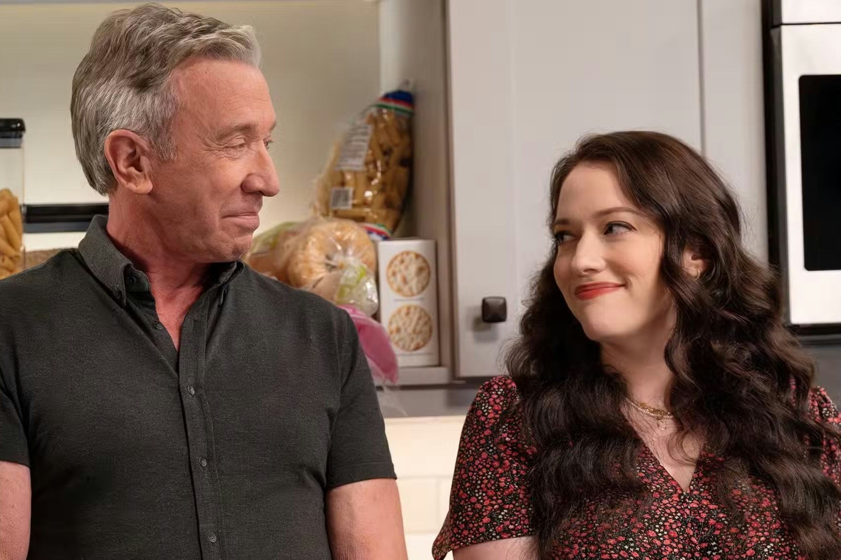 Wie der Vater, so die Tochter: Tim Allen als Matt Parker und Kat Dennings als seine Tochter Riley, die nach 15 JAhren wieder auftaucht: "Shifting Gears" auf Disney+