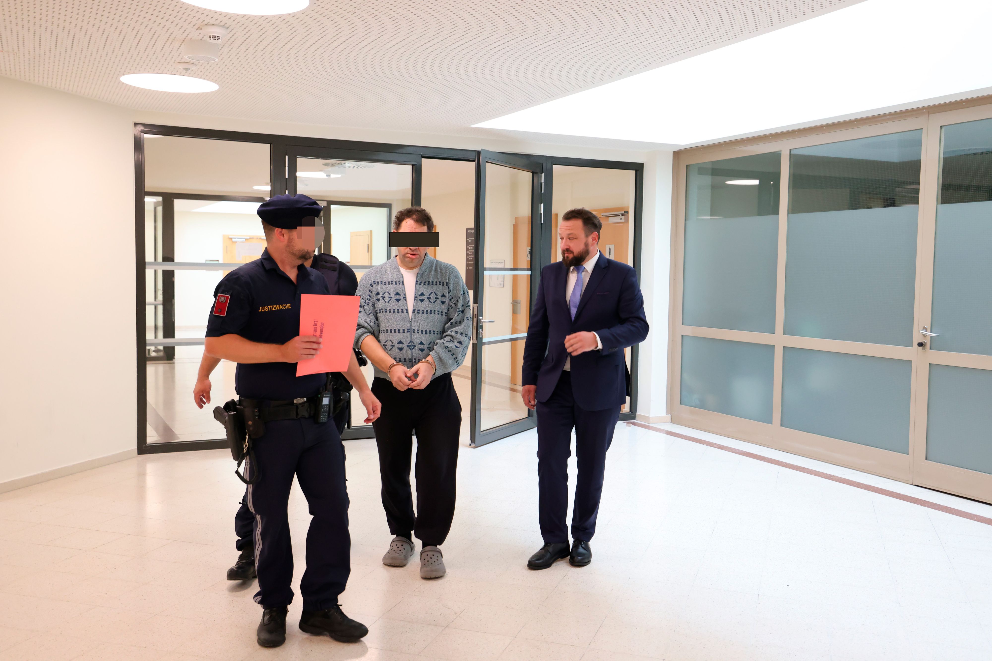 Muss in eine geschlossene Psychiatrie: der Pensionist, rechts daneben sein Verteidiger.