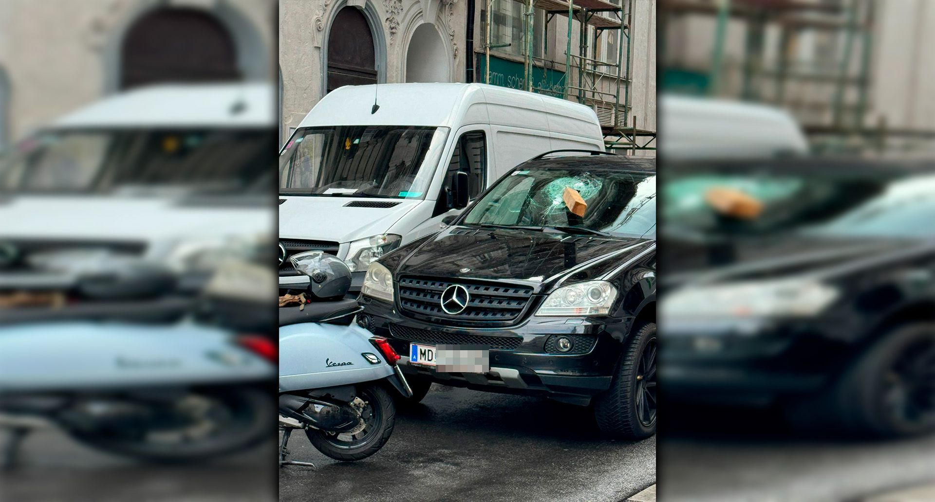 Gefährliche Situation in Wien-Wieden: Holzlatte fällt auf Pkw.