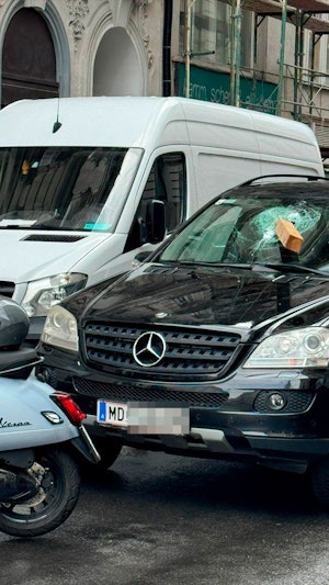 Auf der Wiener Wieden fiel am Donnerstagnachmittag plötzlich eine Holzlatte von einer Baustelle direkt in die Windschutzscheibe eines SUV.